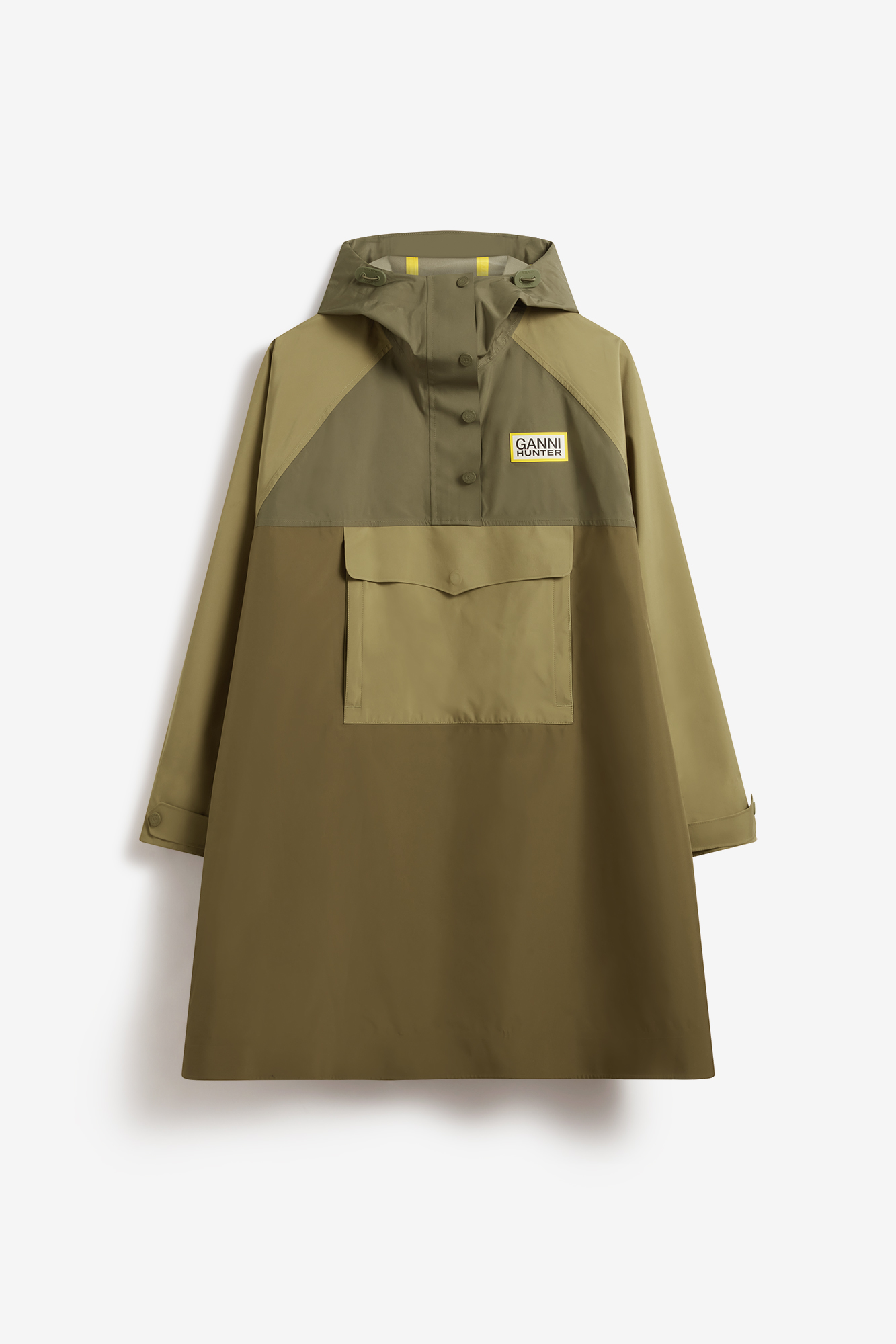 GANNI X HUNTER橄欖軍綠防水斗篷。NT$18,800（惇聚提供）       