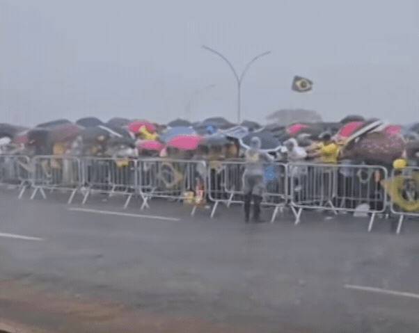 巴西利亞週日一場聲援波索納洛的集會示威遭遇雷擊。（翻攝自X）