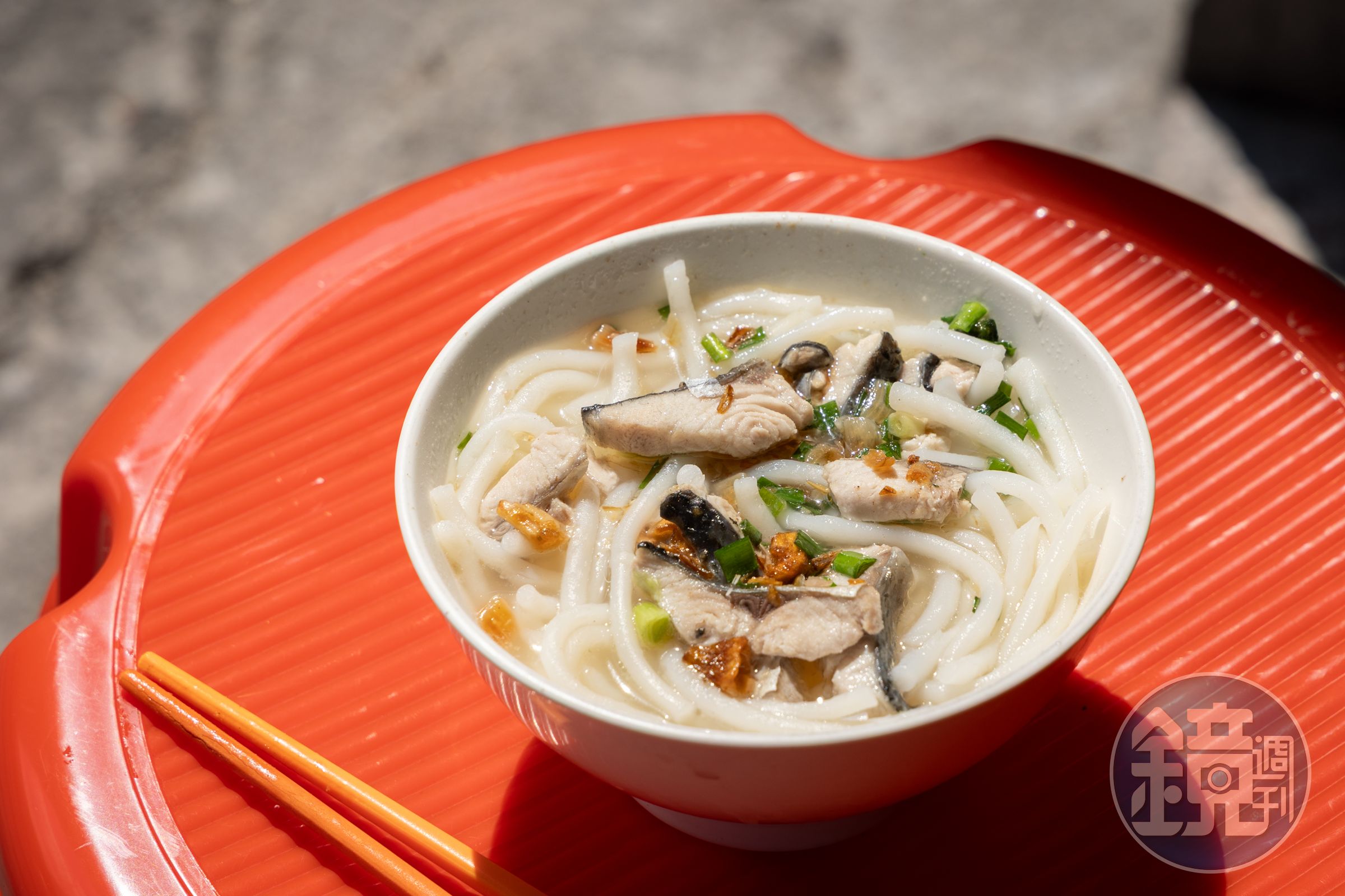 「虱目魚粗米粉湯」有油蔥添味，吃來非常清爽。。（45元／小碗、70元／大碗）