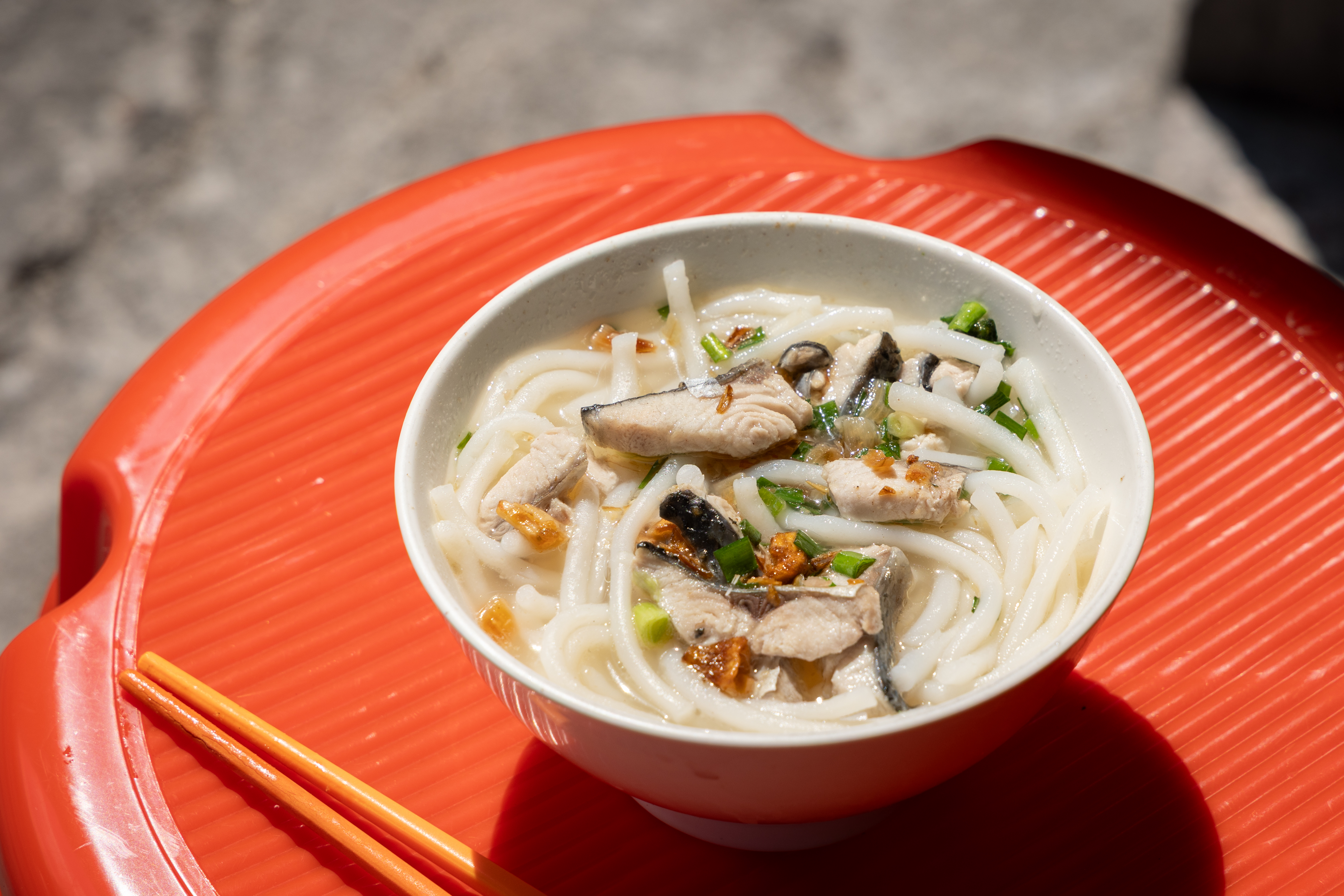 「虱目魚粗米粉湯」有油蔥添味,吃來非常清爽。。(45元/小碗、70元/大碗)