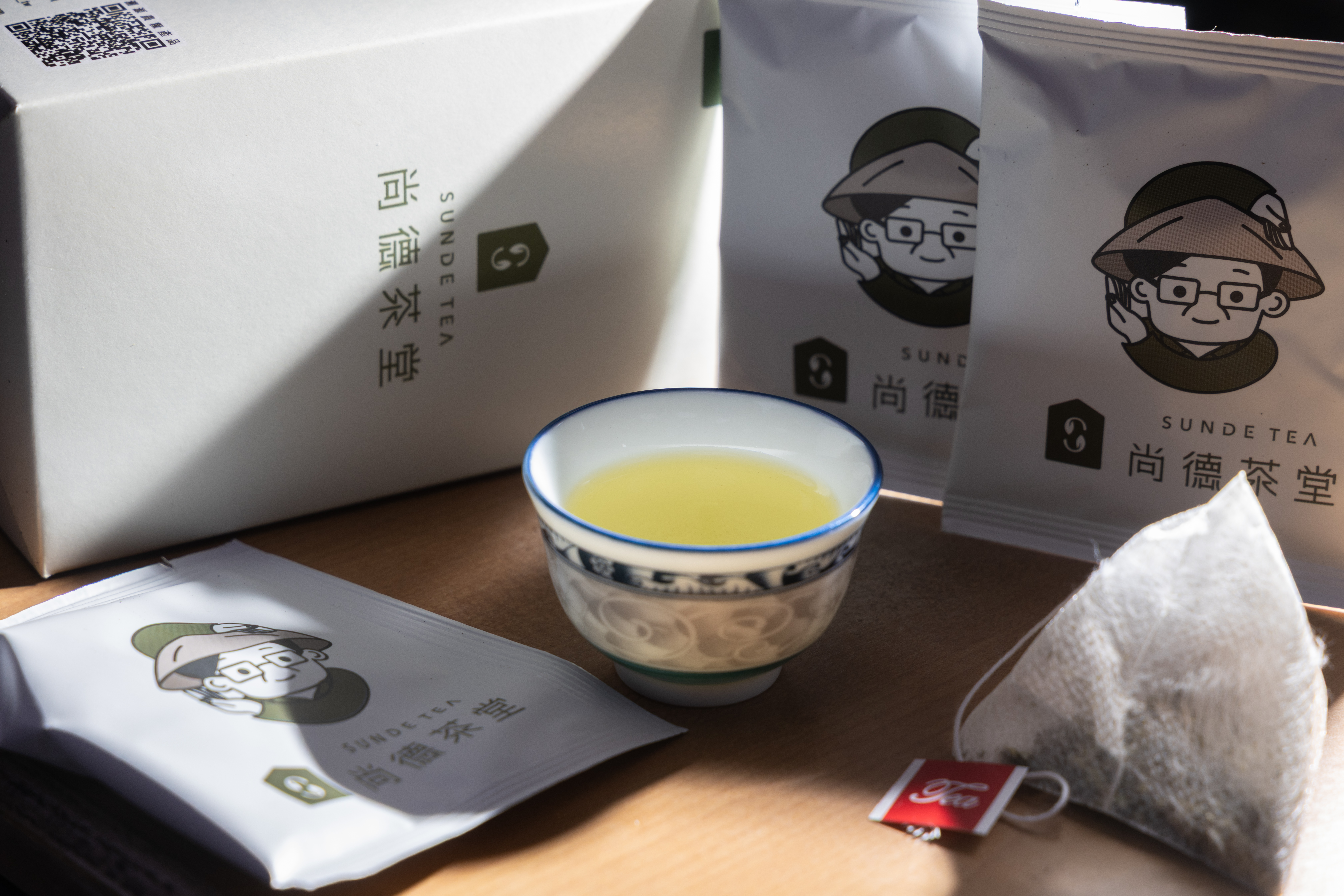 二代一同參與經營後，致力將品牌年輕化，將比賽茶製成「茶包」販售。（250元／盒）