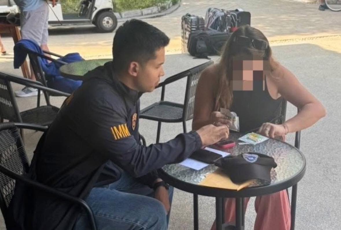 法國情侶Wesley與Valen被泰國驅逐出境。（翻攝畫面）