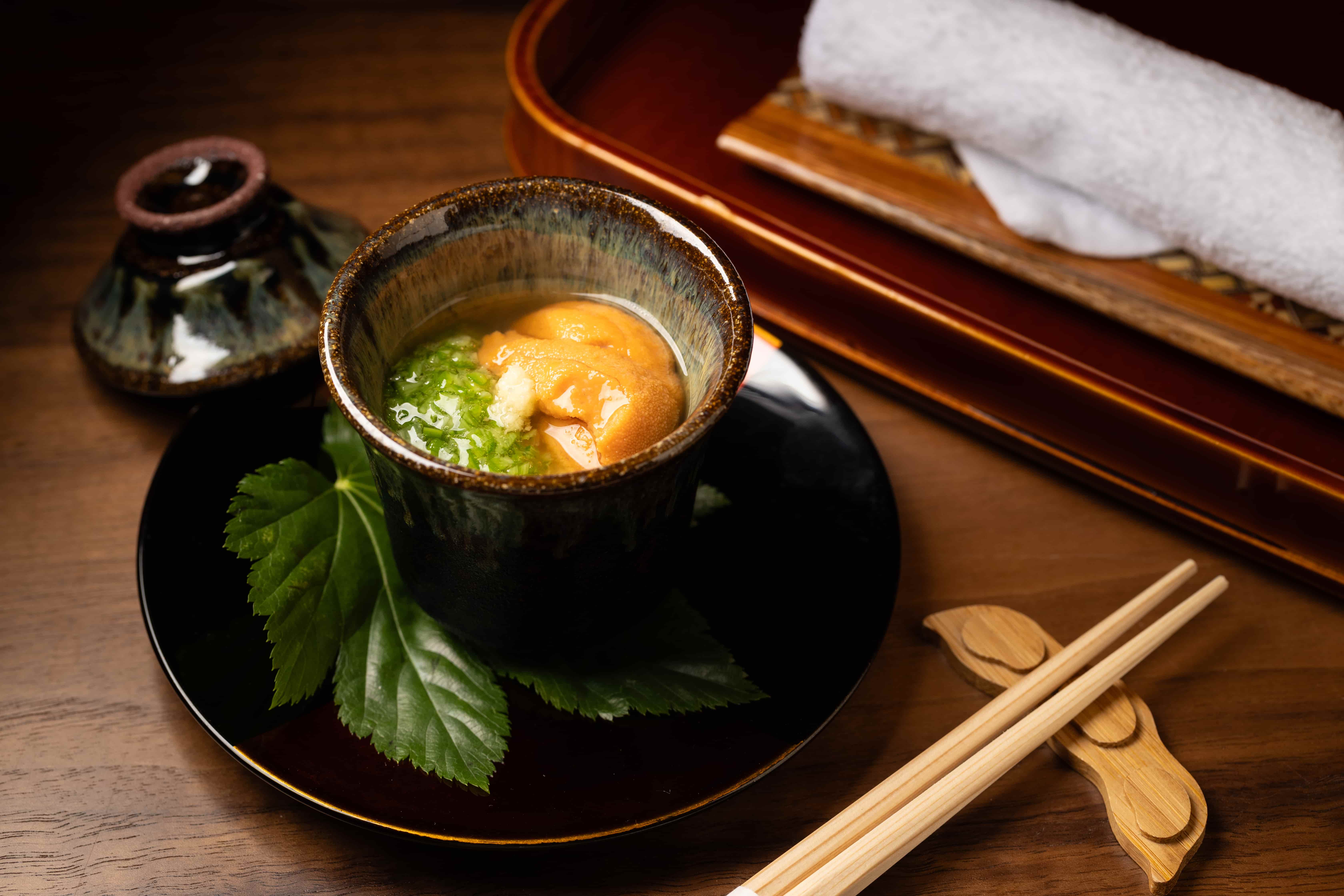 「山藥細麵」將刀工發揮到不同境界，切絲的日本山藥纖細如麵，搭配高湯與秋葵泥製成的芡汁，滑溜口感中帶著清爽脆口的層次，令人感受到口中的煥然一新。