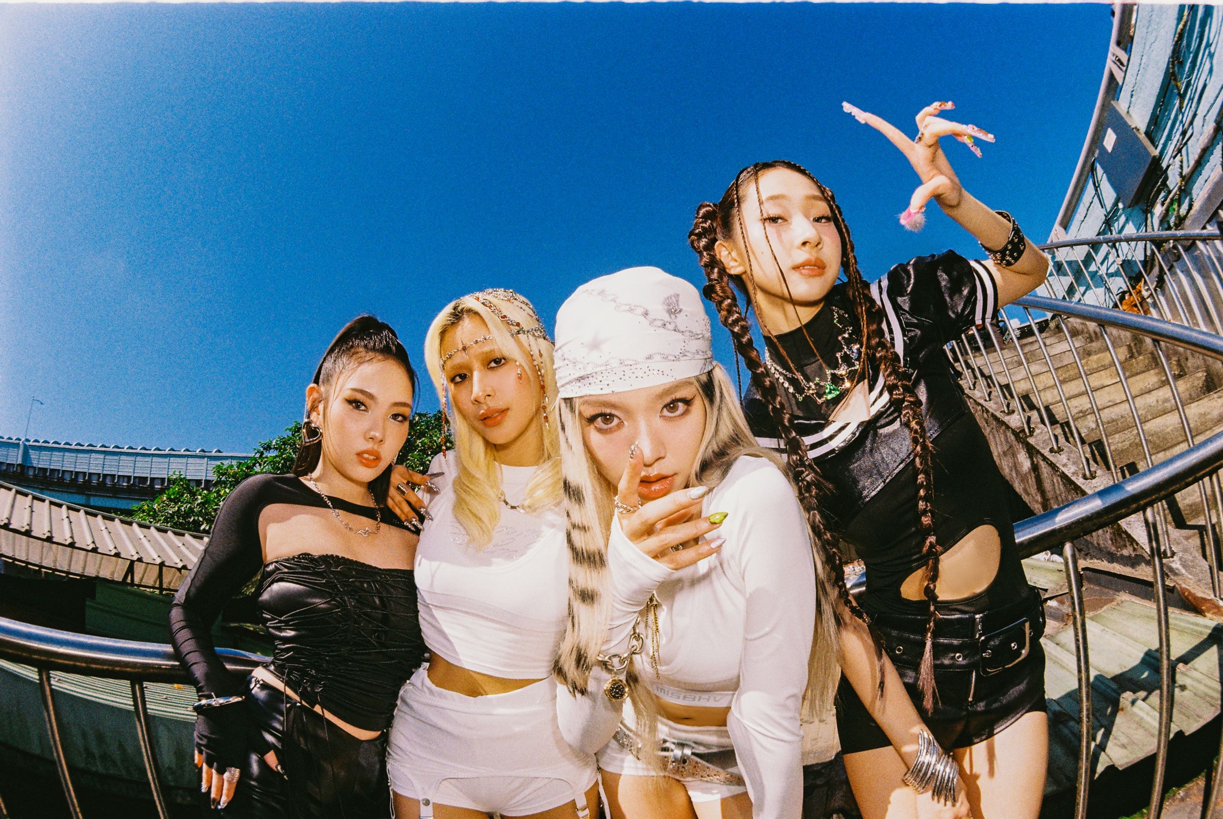 女團babyMINT啟動年度計畫BBMission,攜手師姐JUD陳泳希(左二)推出單曲〈WIL:D〉。(華研國際提供)