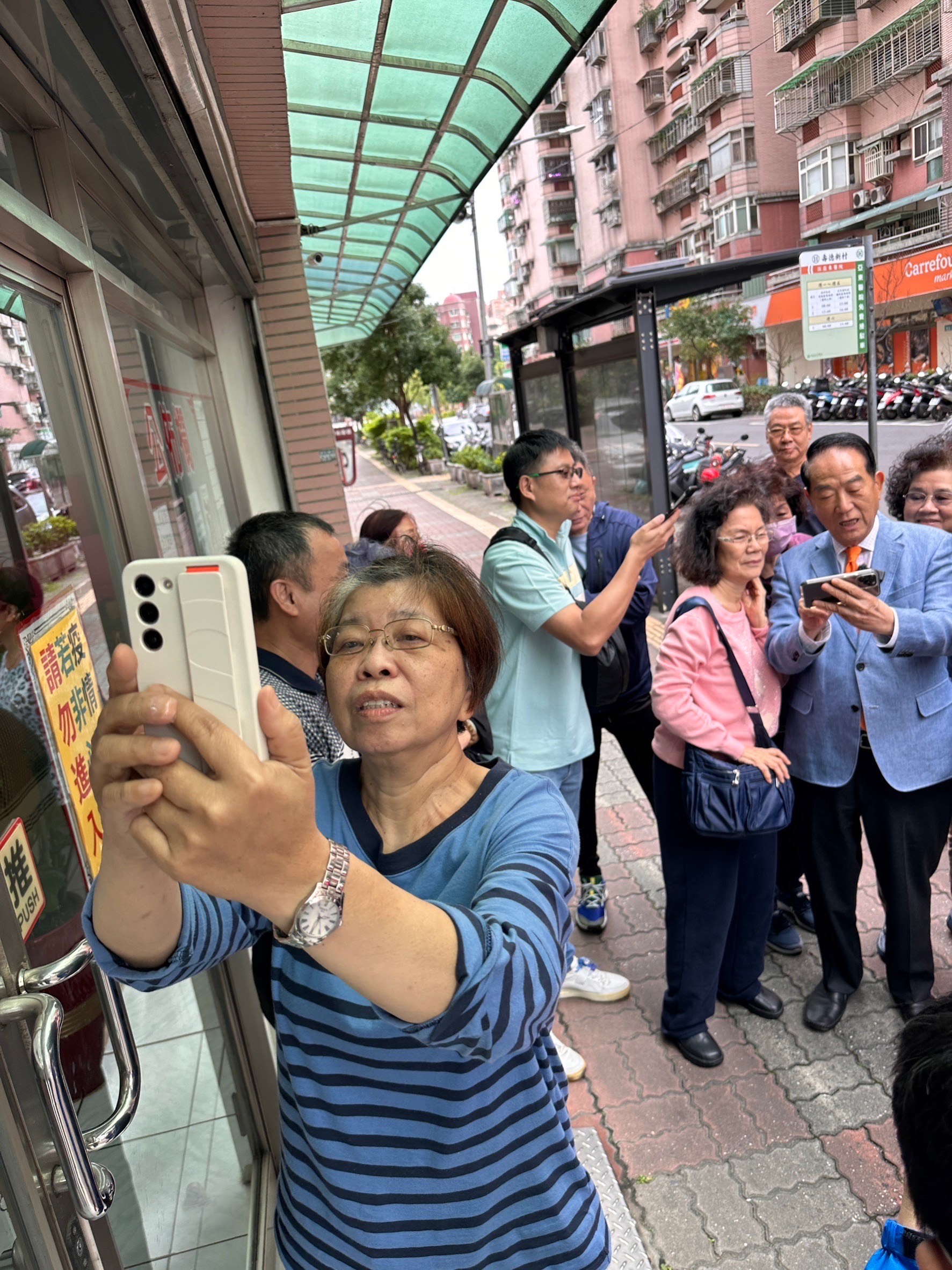 宋楚瑜允諾，若親民黨重返國會，將持續推動眷村安全的加強。（宋楚瑜辦公室提供）