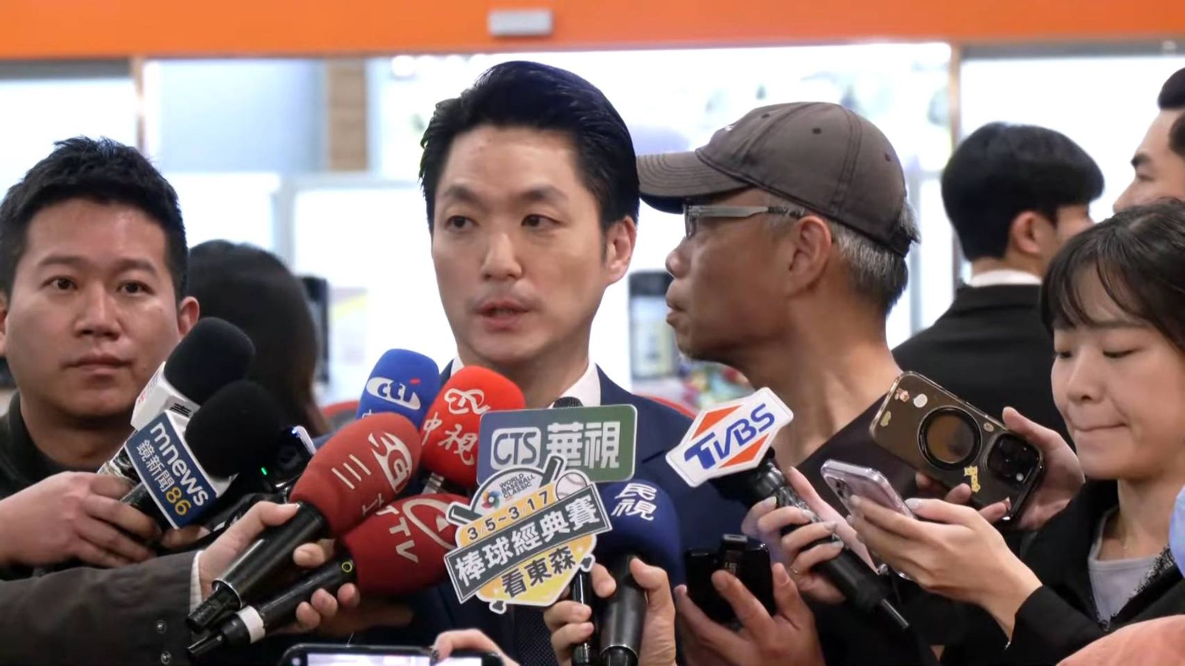 蔣萬安表示出訪上海參加雙城論壇是依規定程序向中央申請，陸委會核准且樂觀其成。（鏡新聞）