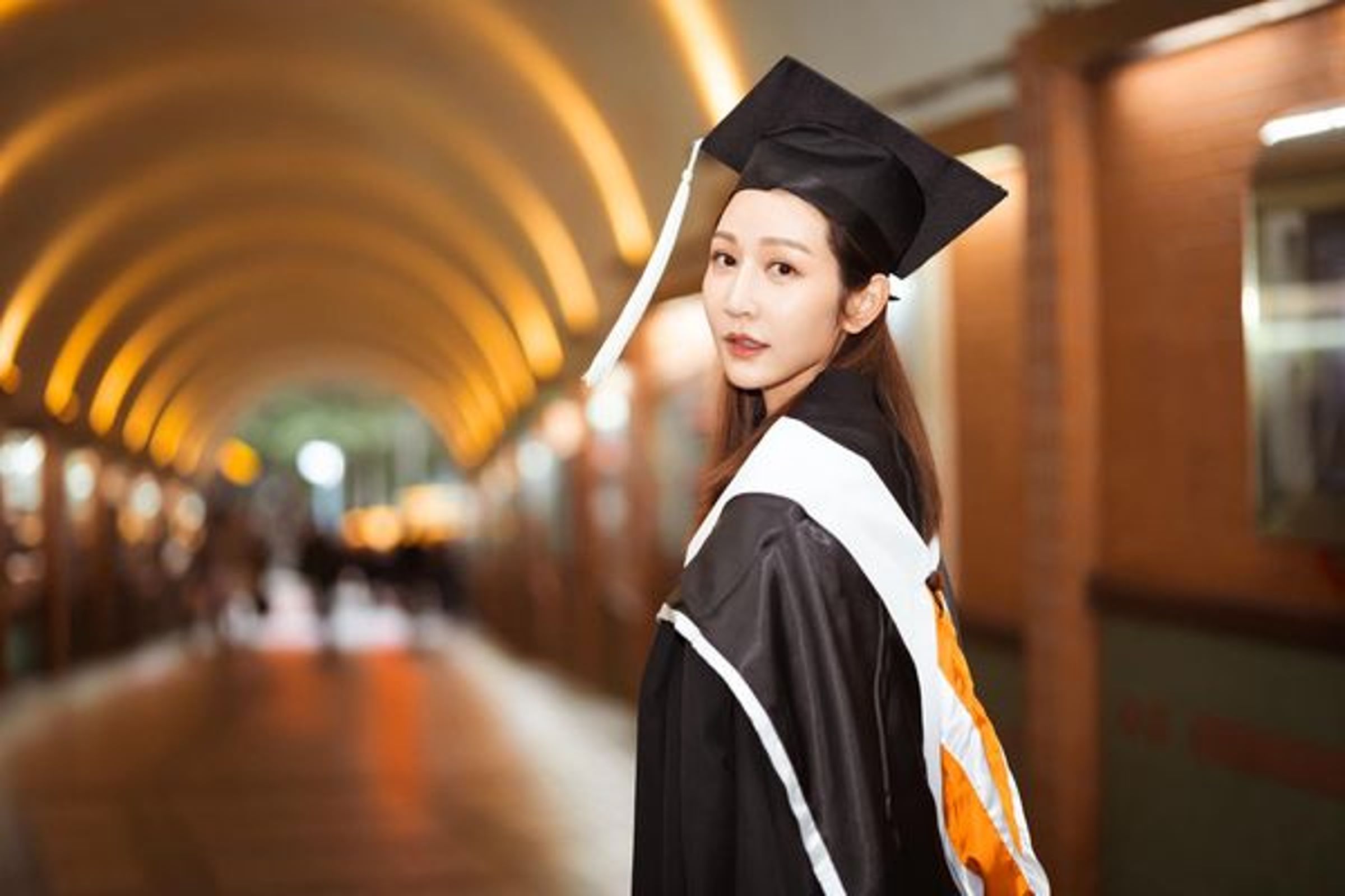 曾莞婷穿上碩士服在世新校園拍照留念。（翻攝自曾莞婷臉書）
