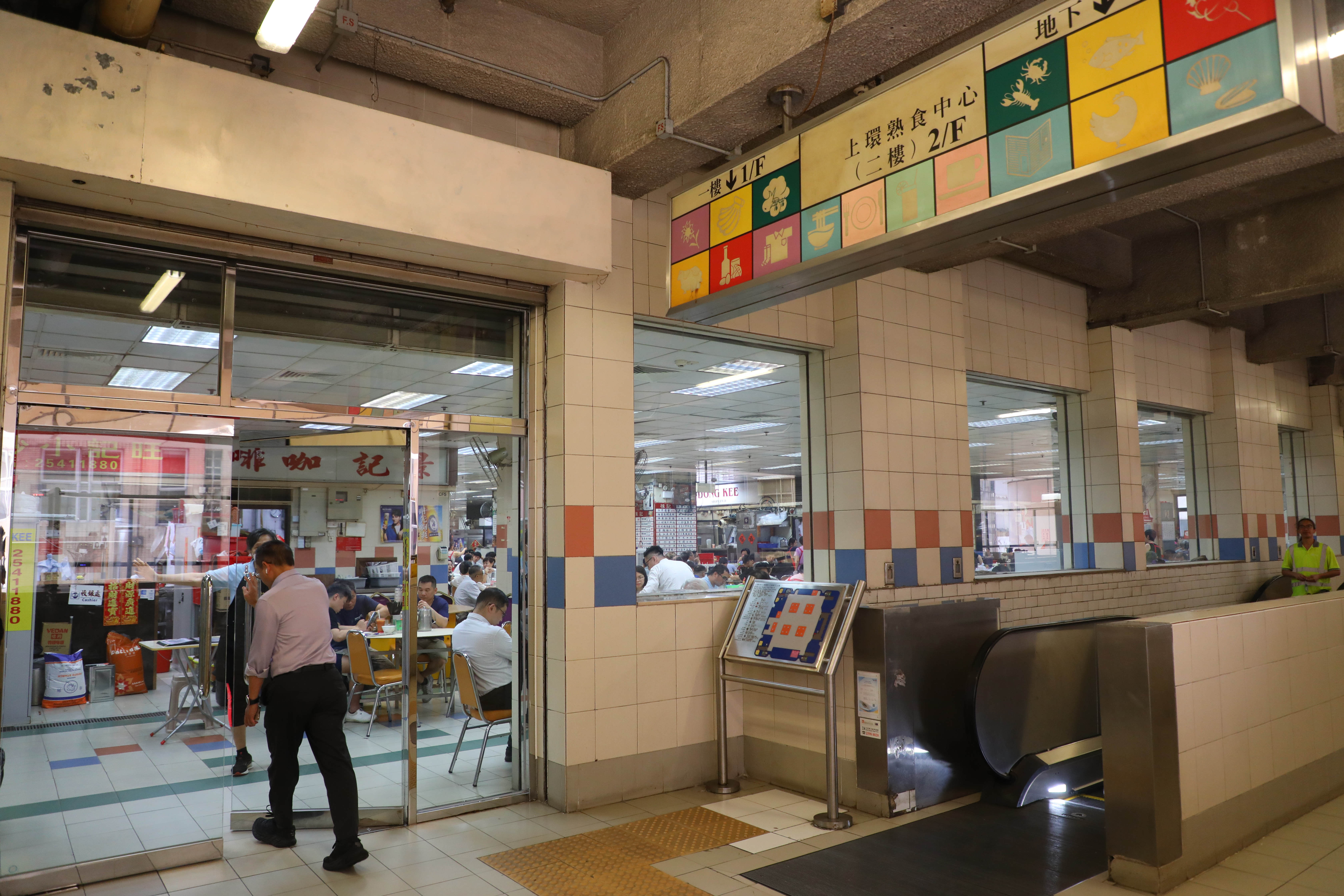 上樓推開玻璃門，就是「棟記飯店」與其他餐館共用的空間。