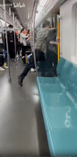 外國男最後把挑釁的中國男逼出車廂。（翻自X平台）