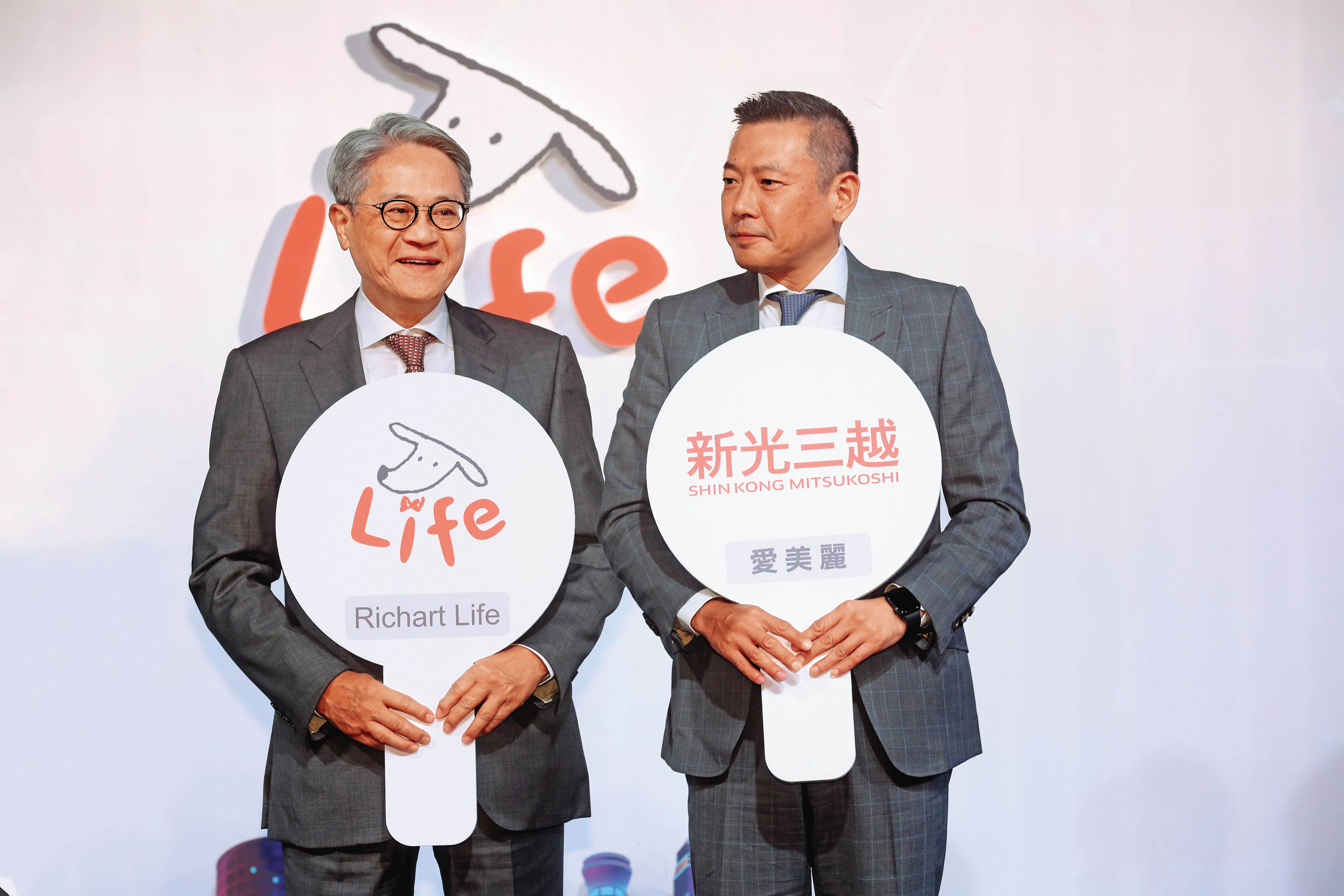 吳東亮（左）力挺堂侄吳昕陽（右）接棒，掌新光三越董座大位。