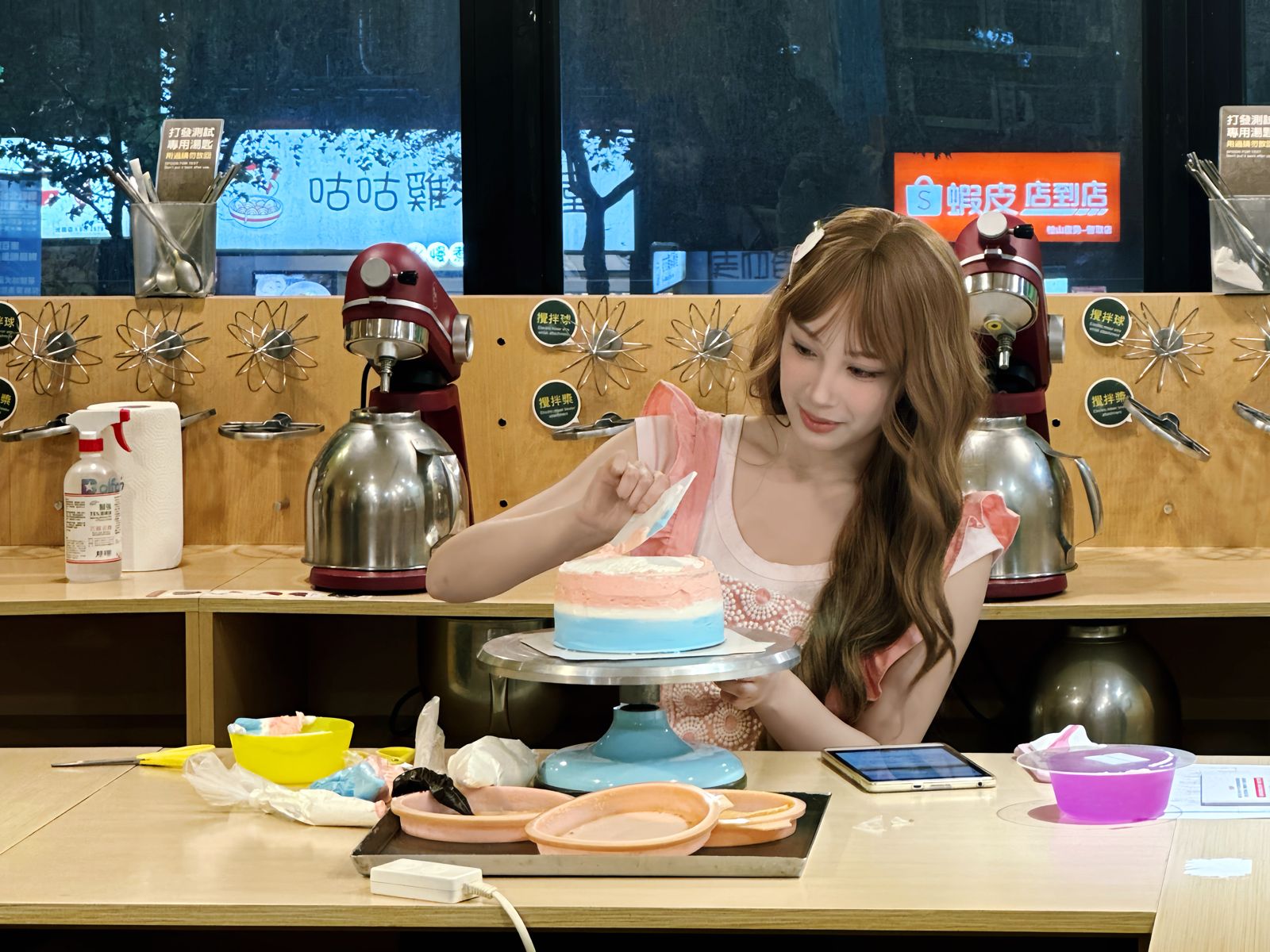 BIDO曾愷妤21歲生日辦粉絲派對 親手做蛋糕嗨唱〈慢慢愛〉寵BUNNY