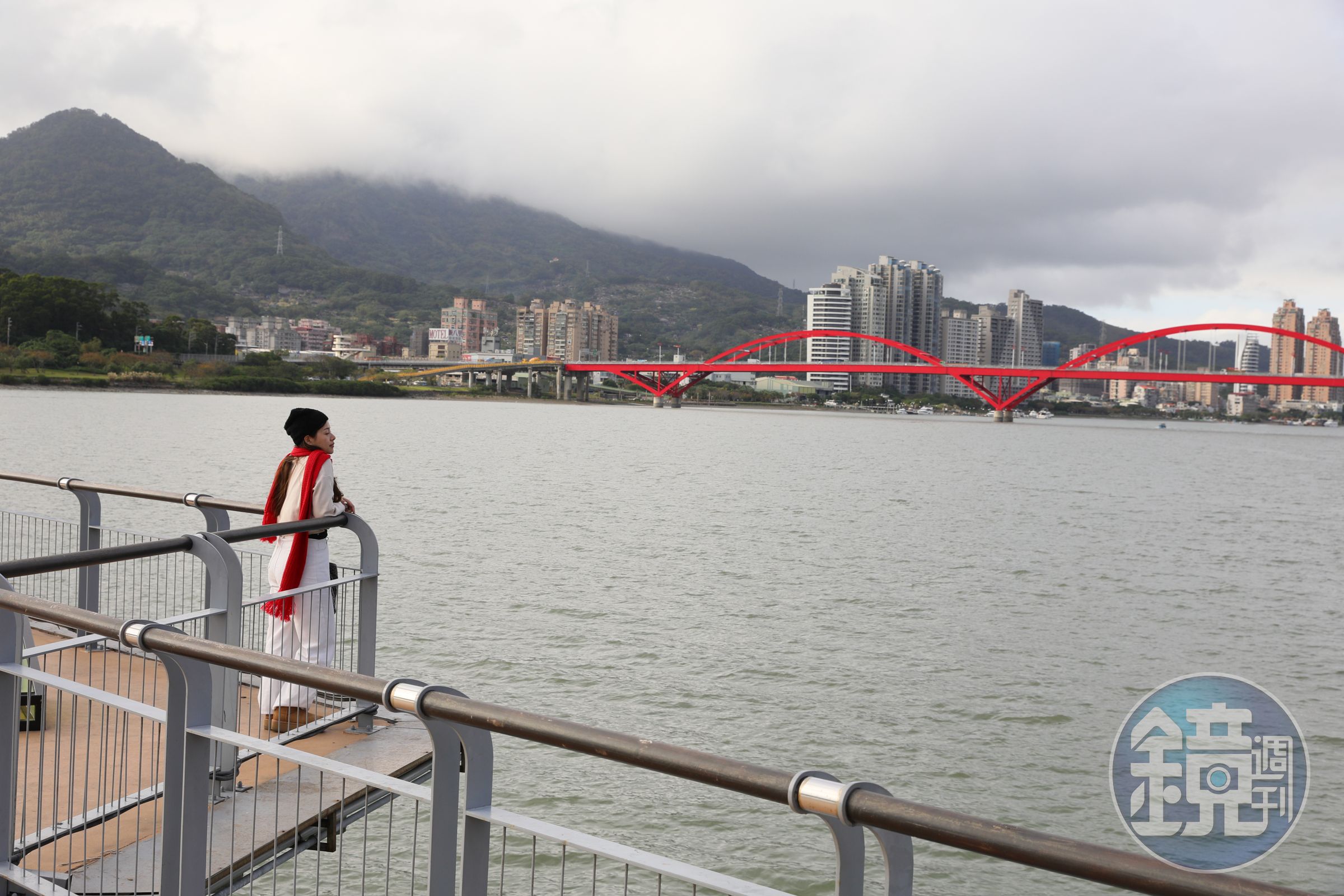 關渡碼頭貨櫃市集就位在關渡碼頭旁，可眺望船隻行經與關渡大橋美景。