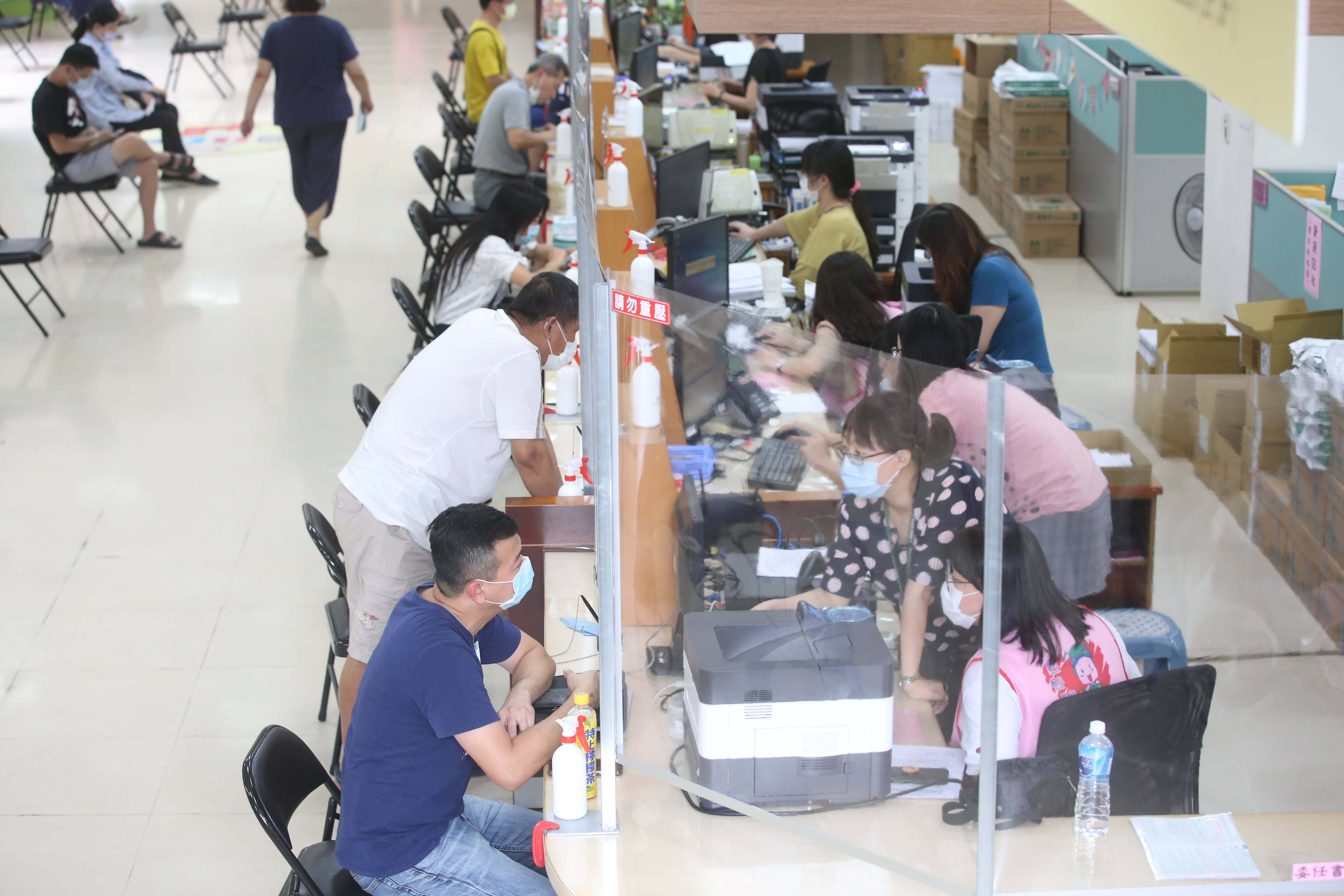 今日是113年度綜所稅申報最後一天，各地國稅局中午不休息，臨櫃收件時間延長至晚上7點。（本刊資料照）