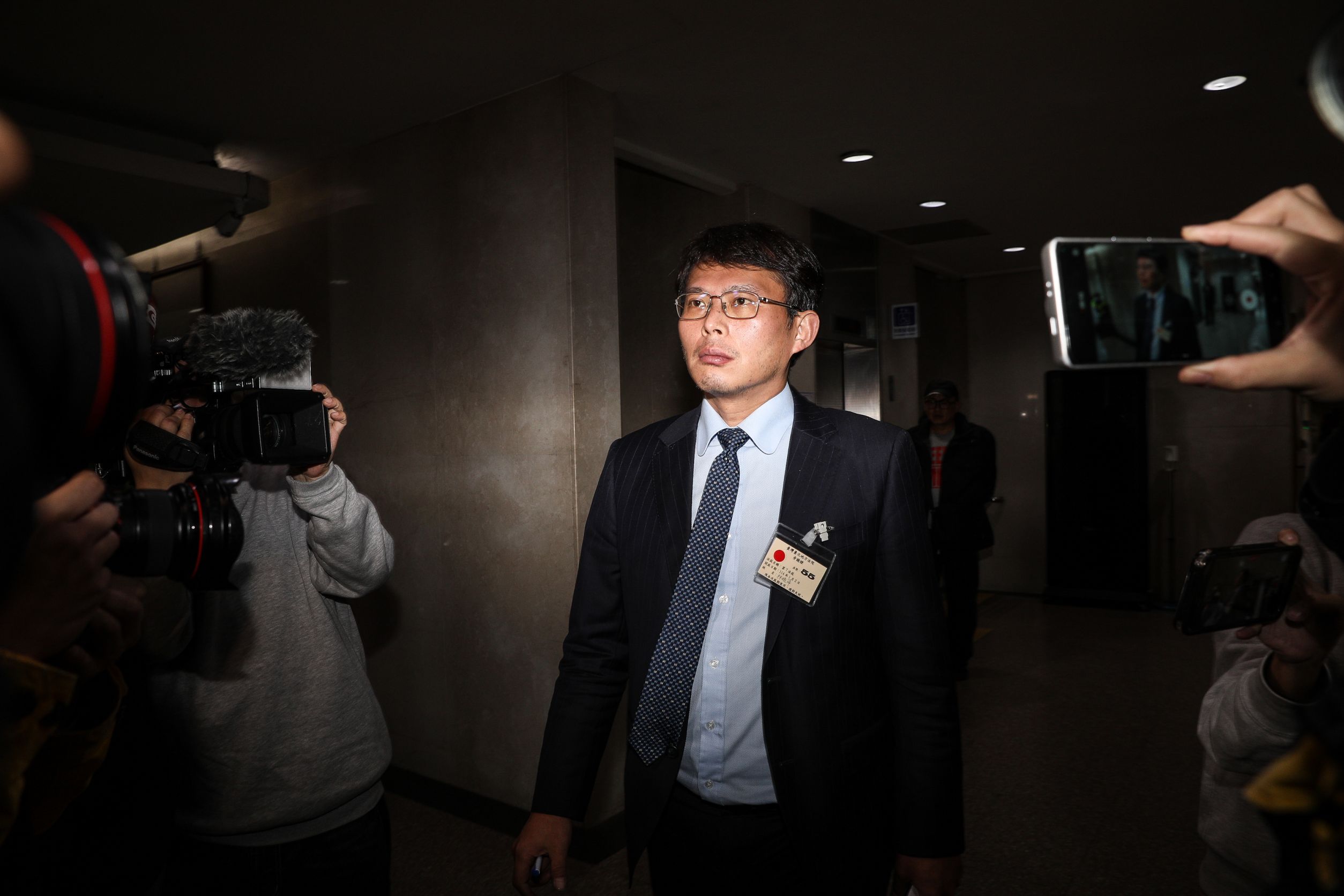 羈押庭還沒結束時，民眾黨代理主席黃國昌神色凝重走出來。