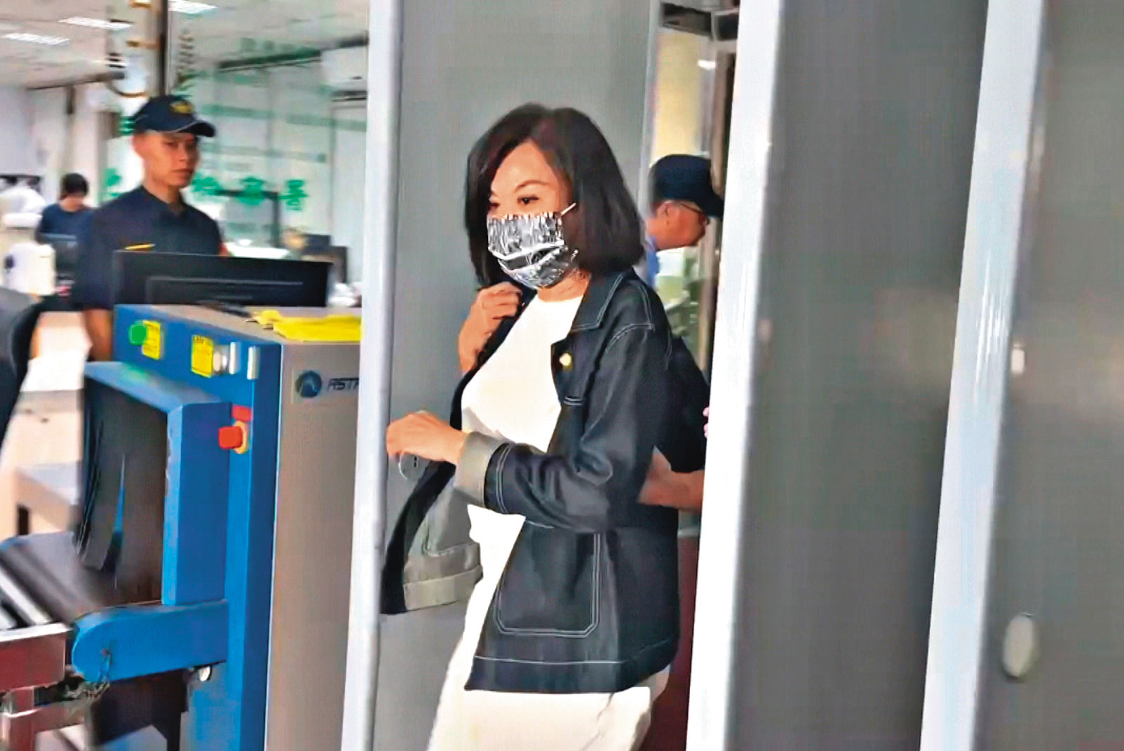 邱佩琳（右）幫柯文哲向企業界募款，全被記入USB內，檢廉日前傳喚她到案協助釐清案情。