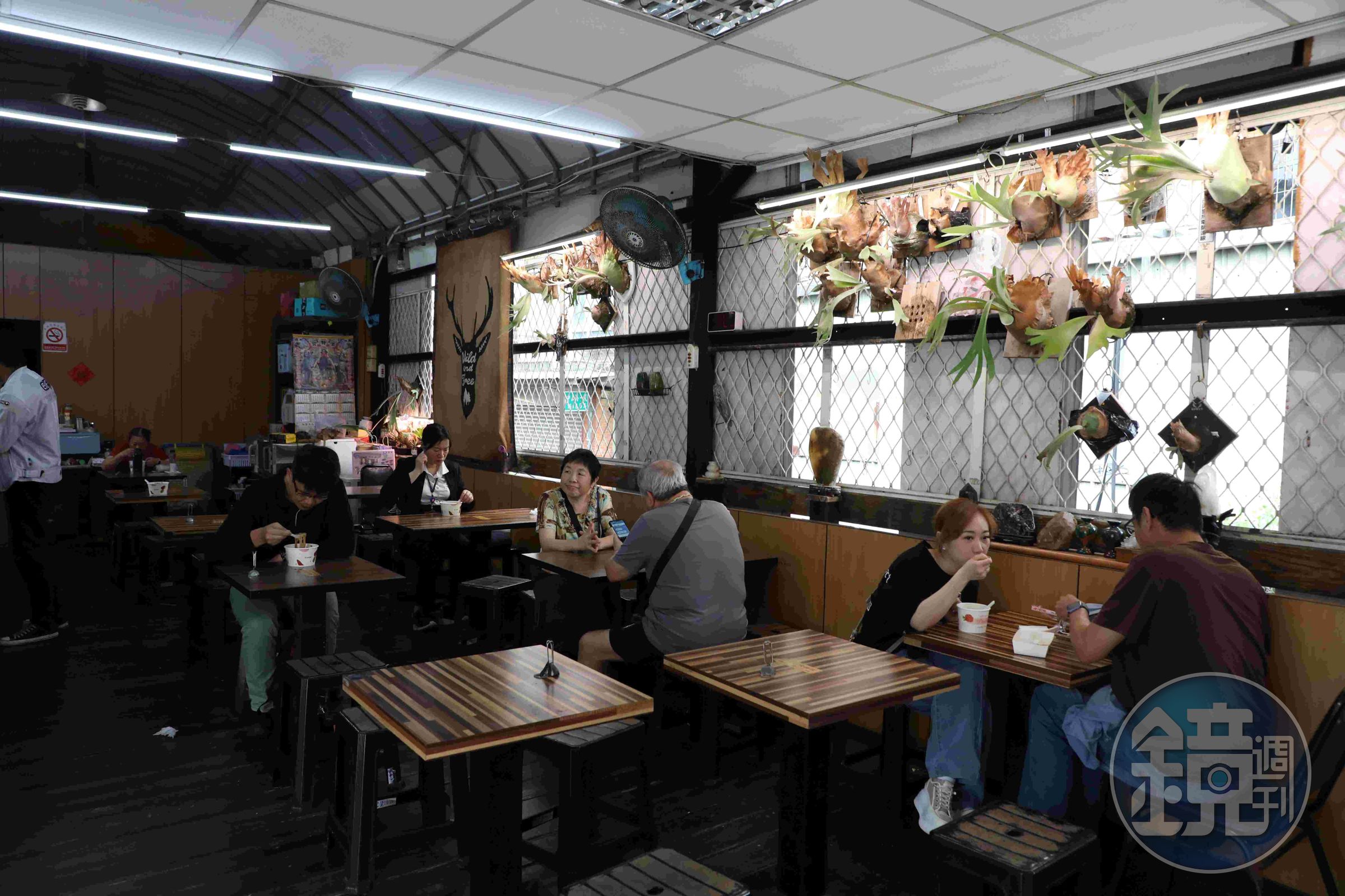 用餐空間很寬敞，雖然沒什麼裝潢，但還算整潔。