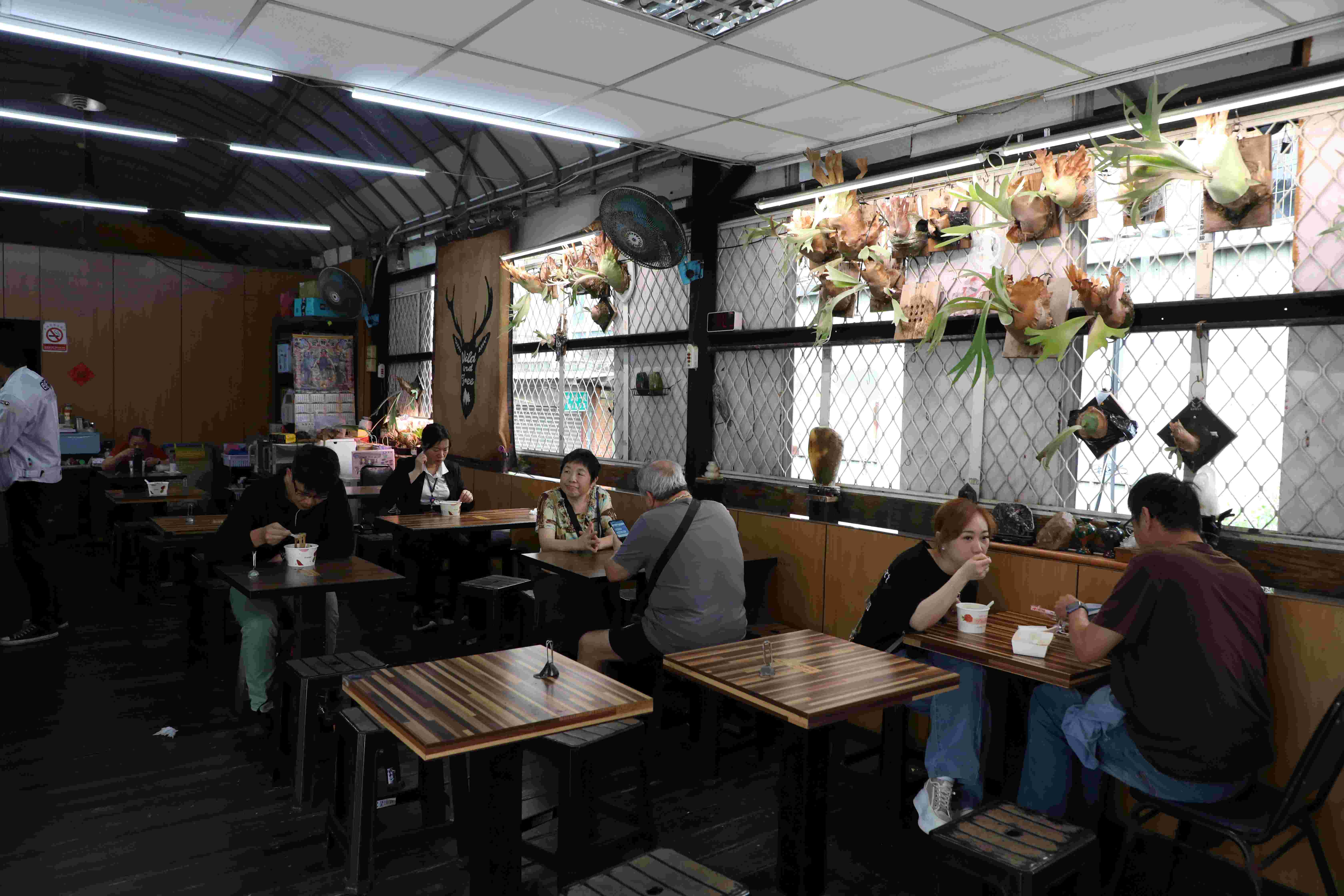 用餐空間很寬敞,雖然沒什麼裝潢,但還算整潔。