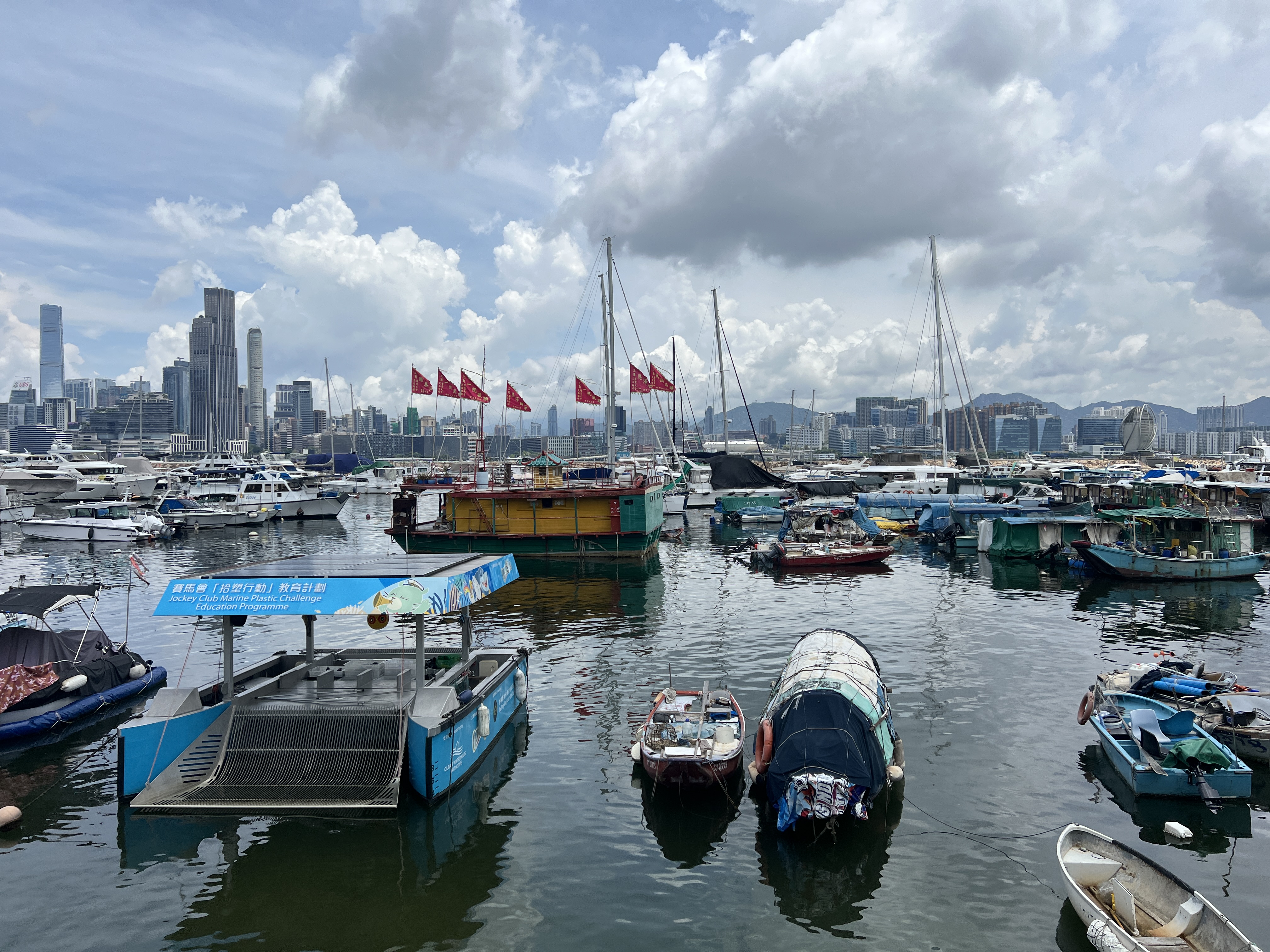 「水上三角天后廟」原本所在的船隻,如今仍在香港天后的避風塘停泊。