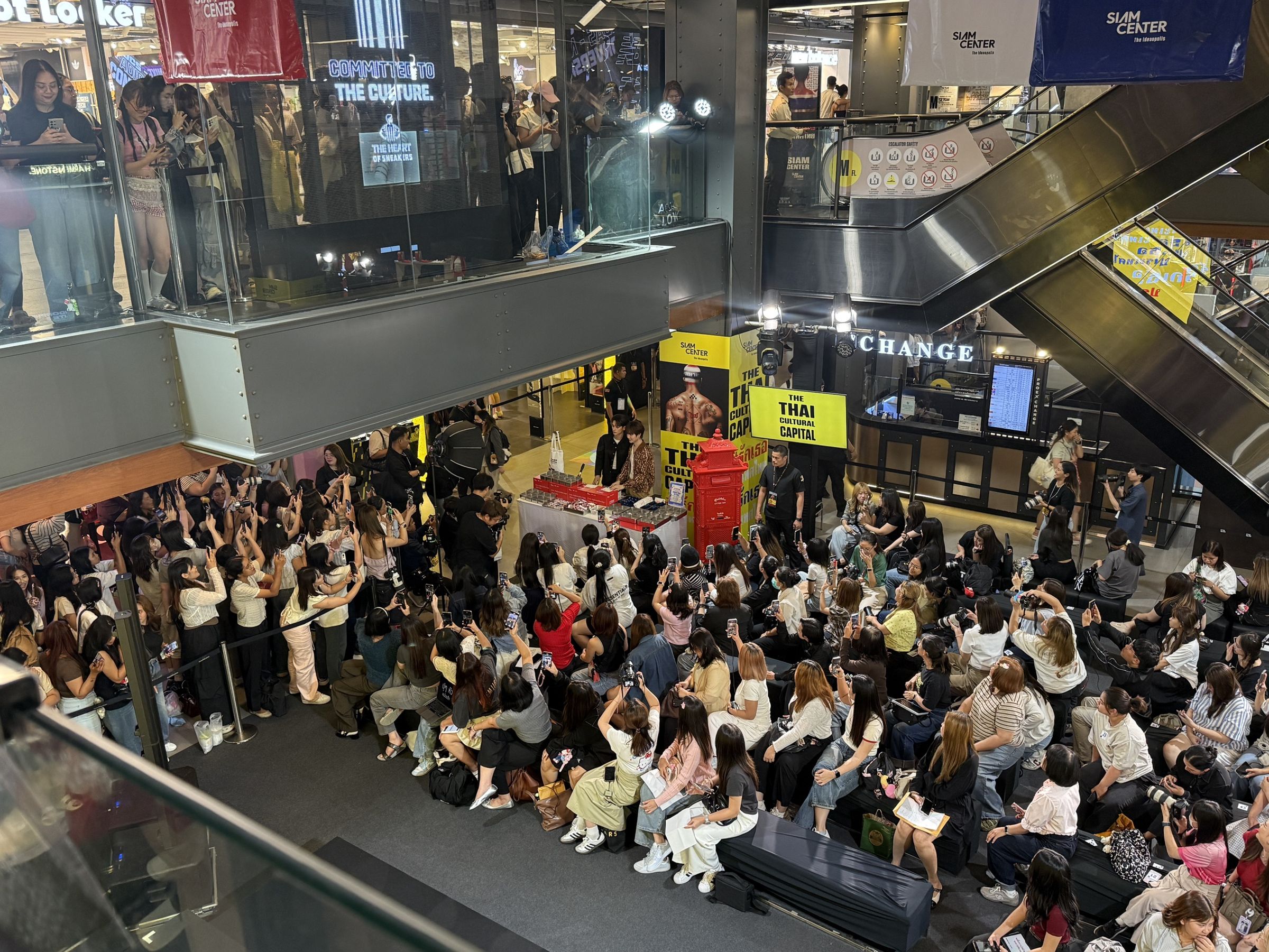 Keng與Namping昨(26日)在Siam Center出席活動,粉絲搶看生人。(翻攝《靈魂重生》X)