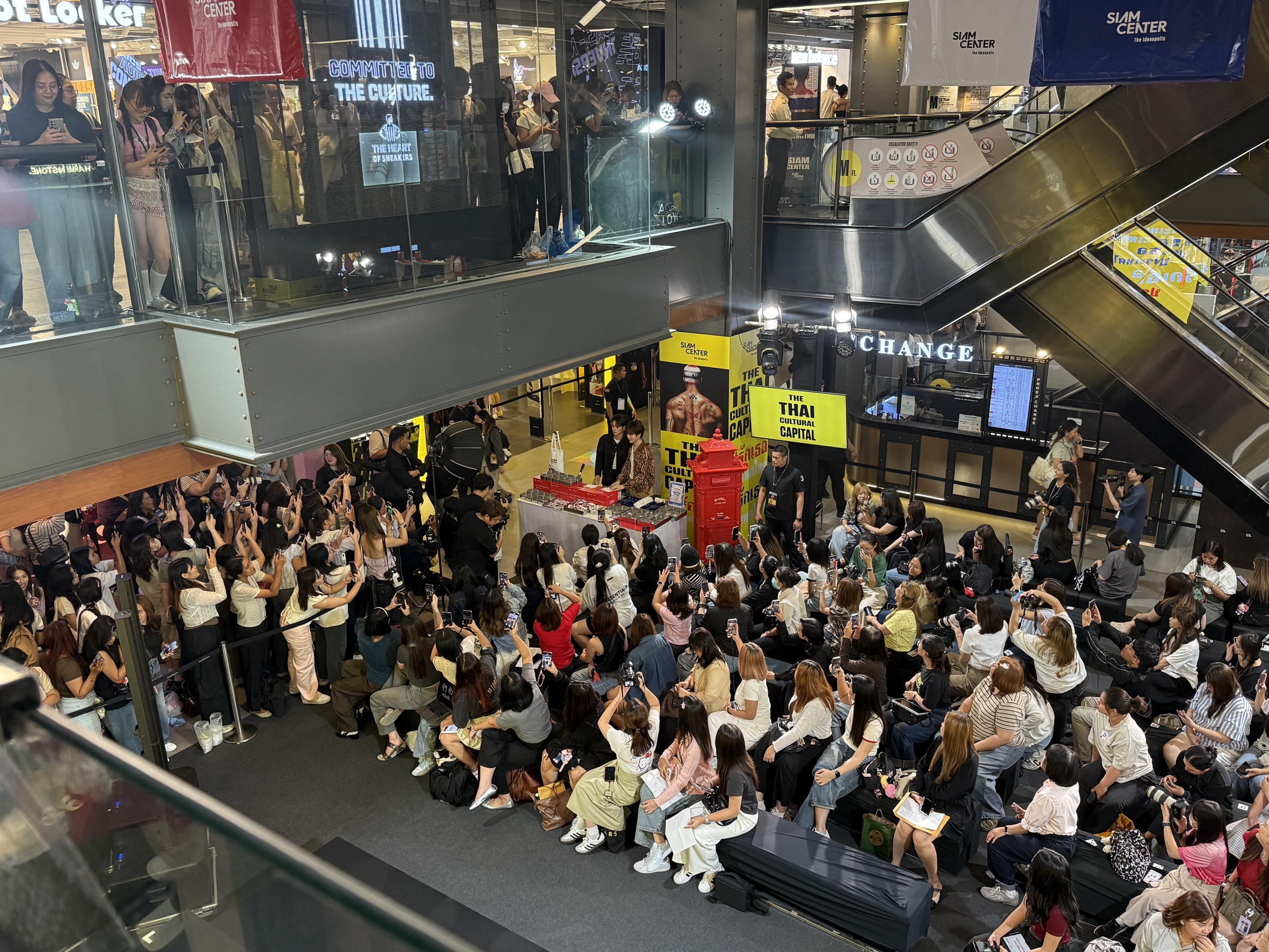 Keng與Namping昨(26日)在Siam Center出席活動,粉絲搶看生人。(翻攝《靈魂重生》X)