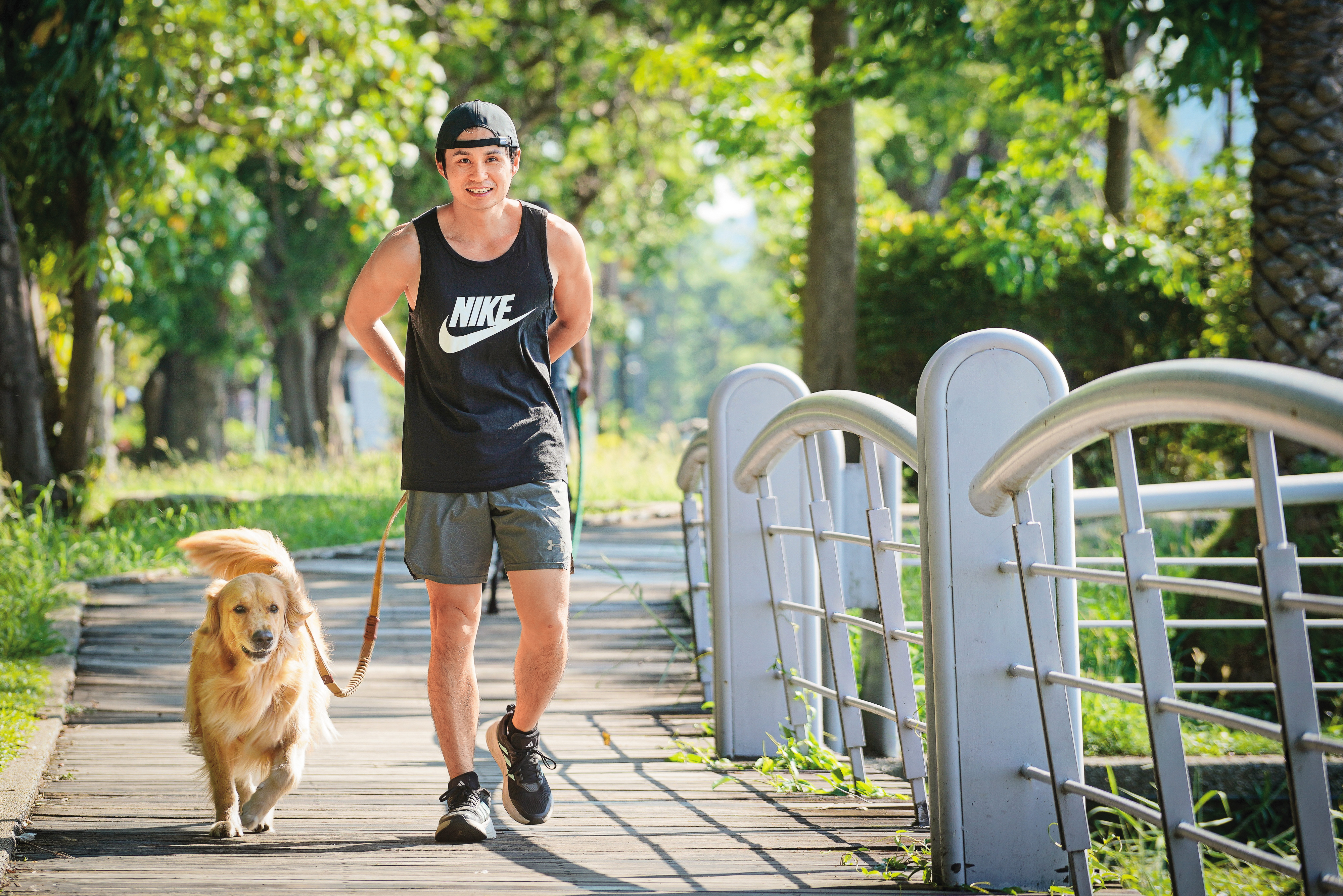 股人阿勳帶著黃金獵犬再次受訪，如今他深化投資方法，專注產業趨勢，資產較6年前大增10倍。