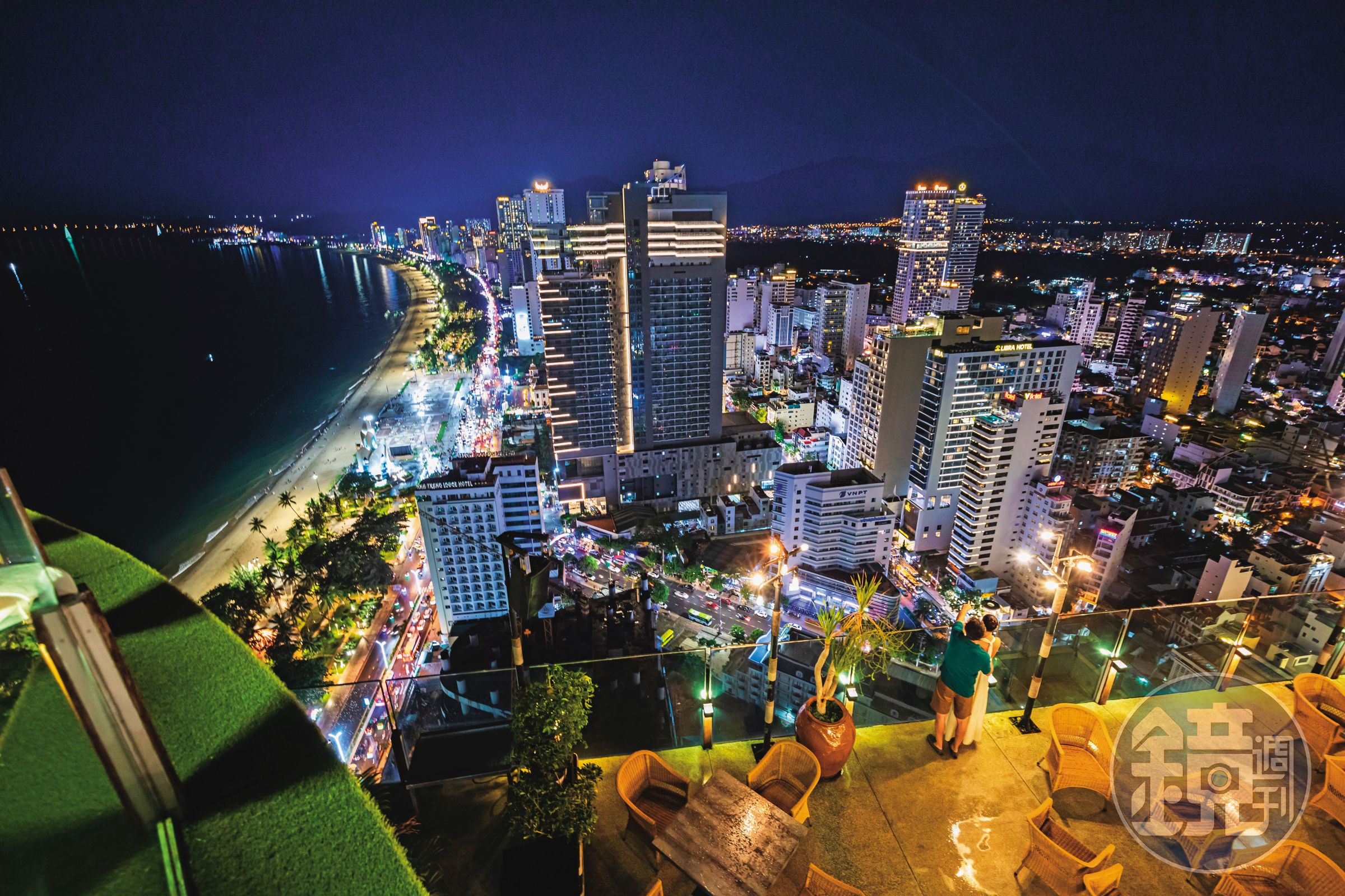 集合酒吧、餐廳與360度觀景台的「Skylight」,是眺望芽莊市區與海灣景色的最佳去處。
