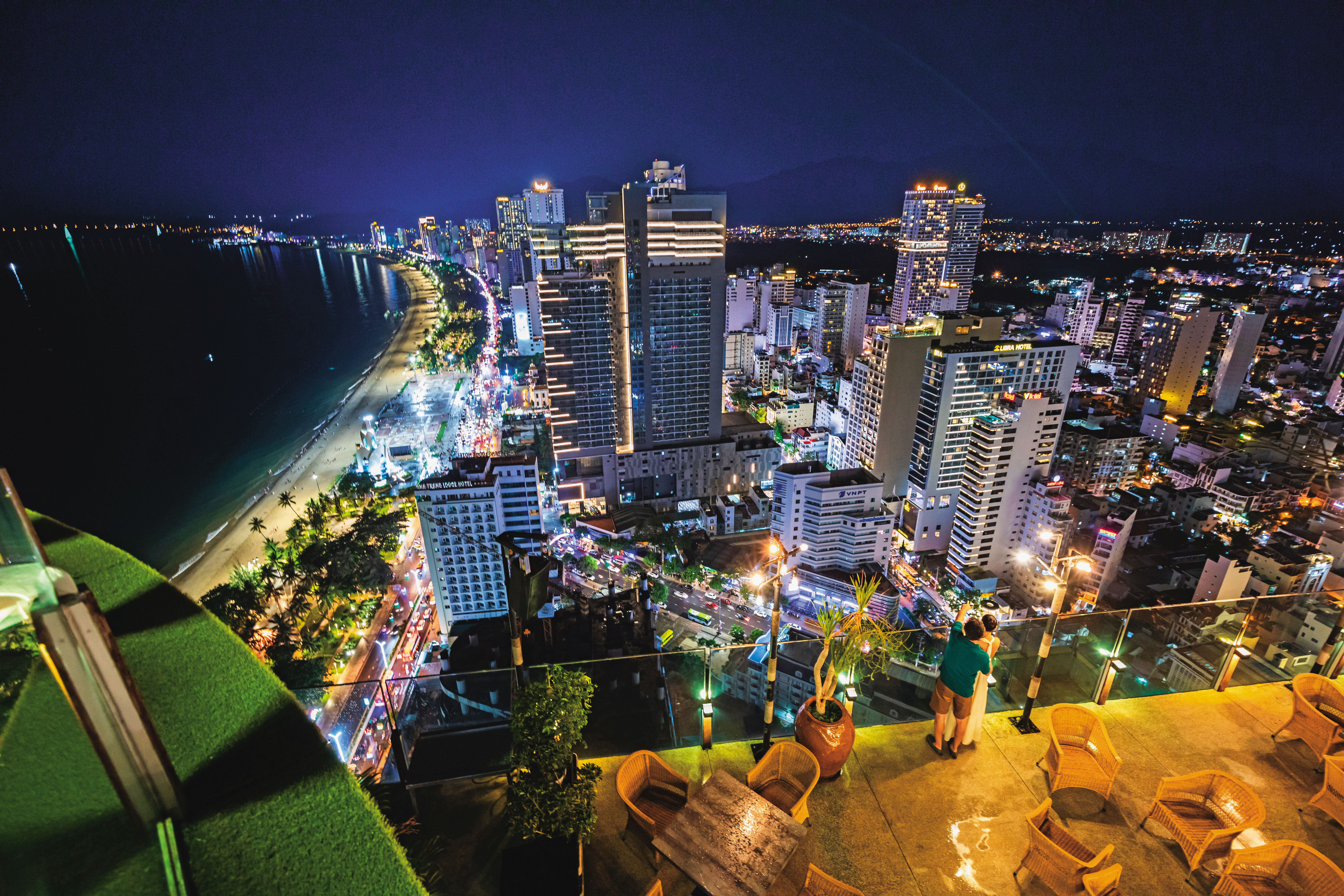 集合酒吧、餐廳與360度觀景台的「Skylight」，是眺望芽莊市區與海灣景色的最佳去處。