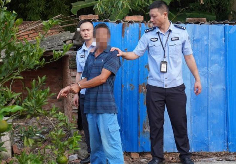 四川男子李男多年前弒母殺女友，帶嫂嫂逃亡32年後終究難逃法網被捕。（翻攝微博）