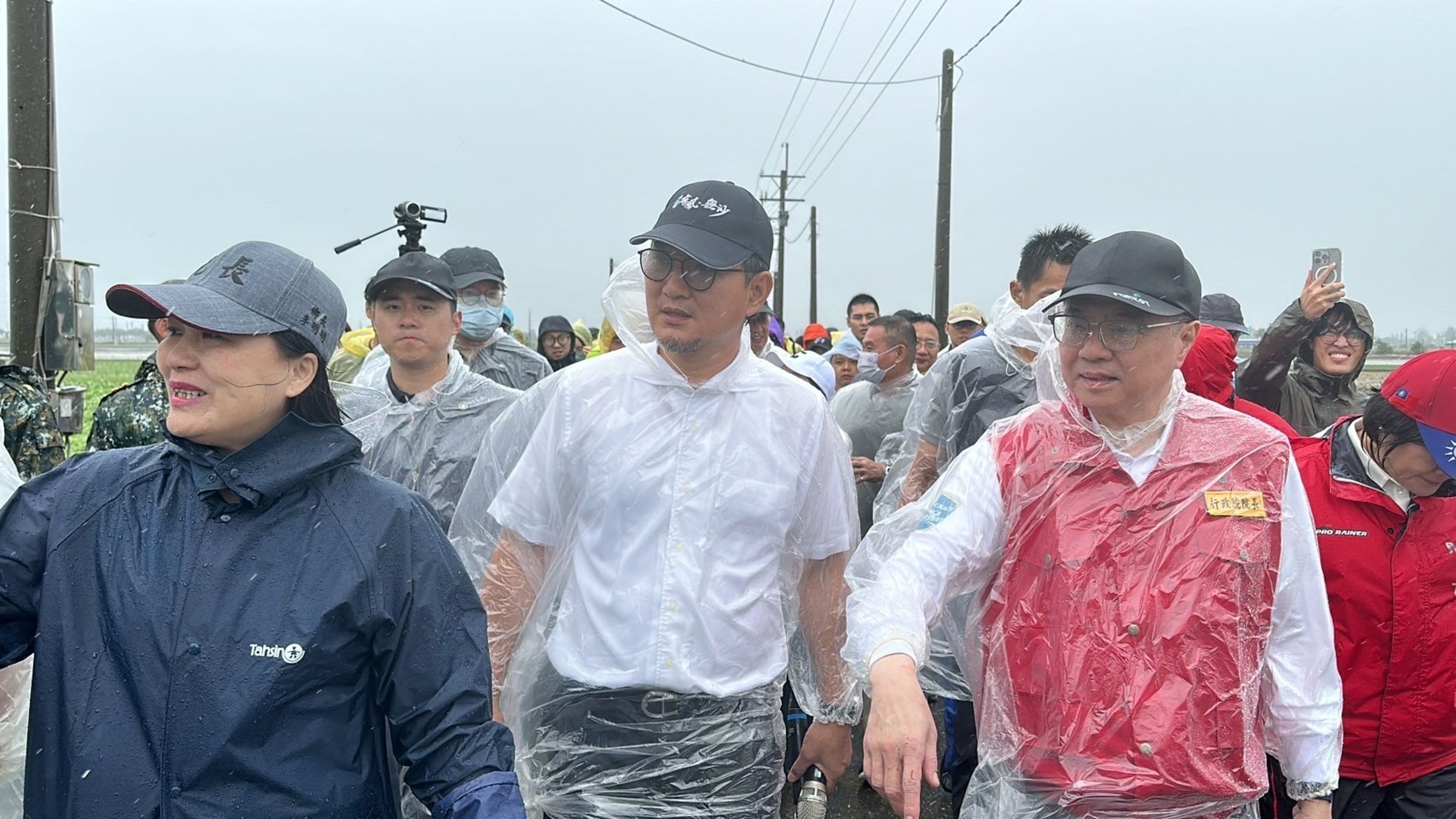 凱米颱風對雲林造成嚴重災害，行政院長卓榮泰視察雲林元長作物農損。（翻攝劉建國臉書）