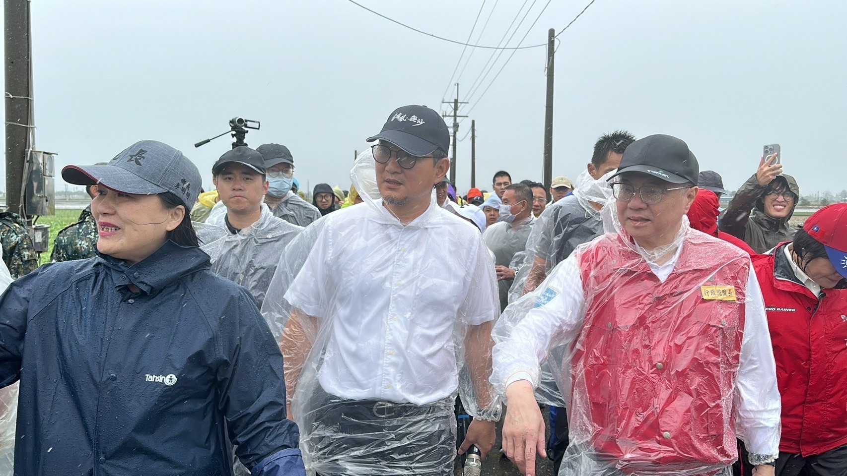 凱米颱風對雲林造成嚴重災害，行政院長卓榮泰視察雲林元長作物農損。（翻攝劉建國臉書）