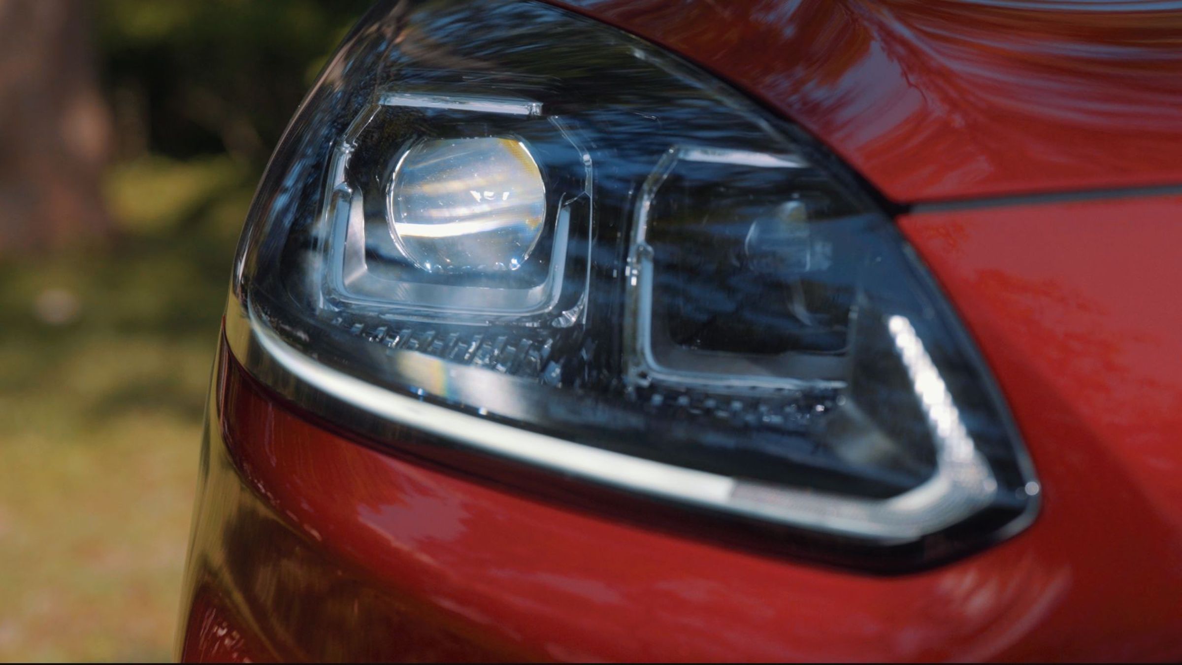 NEW FORD KUGA ST-Line配備的Dynamic LED智慧頭燈組,擁有AFS頭燈主動式轉向照明輔助系統、Glare Free智慧型防眩光遠光燈、AHB自動遠光燈,讓你不會再因切換燈而手忙腳亂。