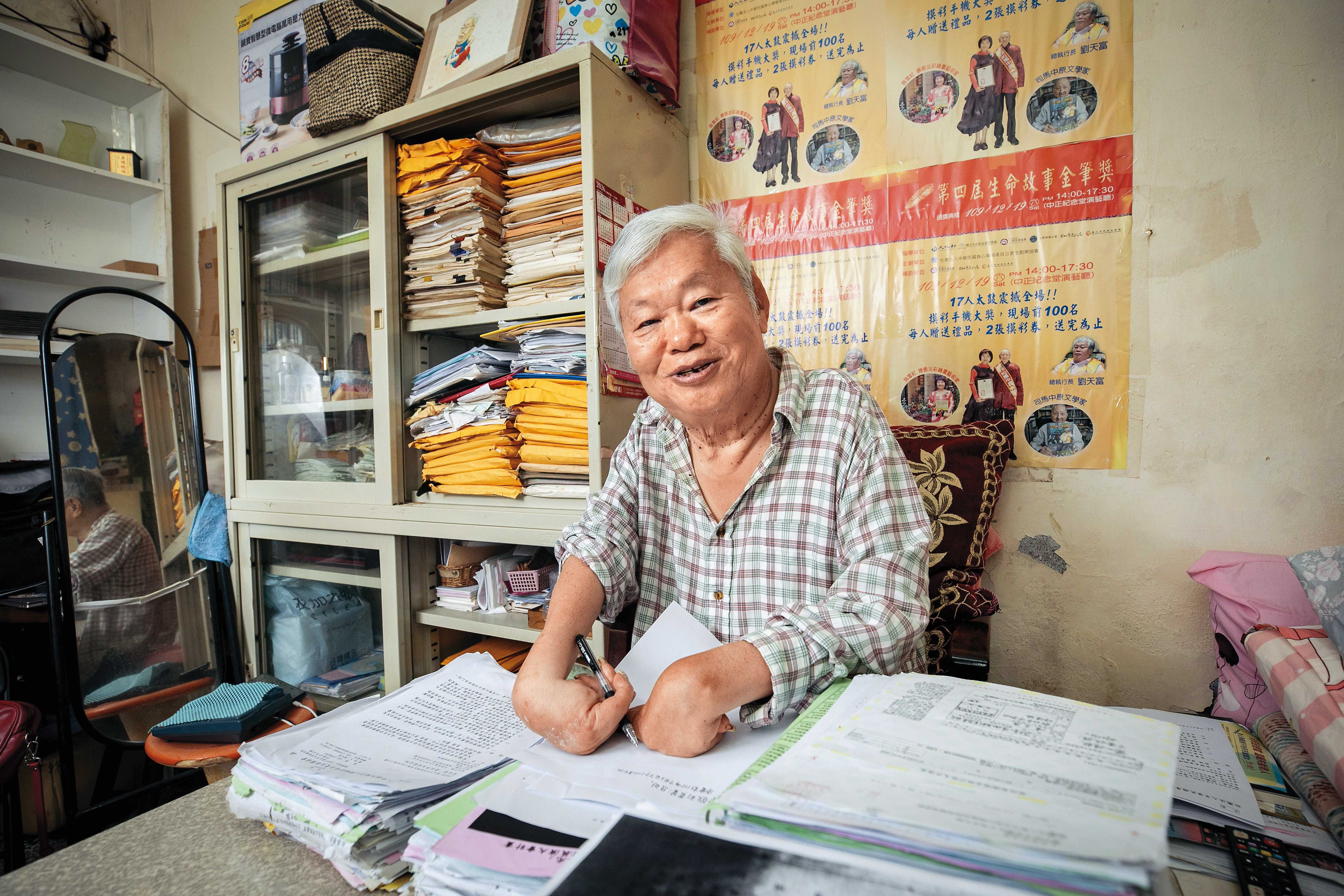 四肢不全的劉天富,僅有2隻手指可以拿筆寫字,他很會寫企劃案、爭取政府補助。