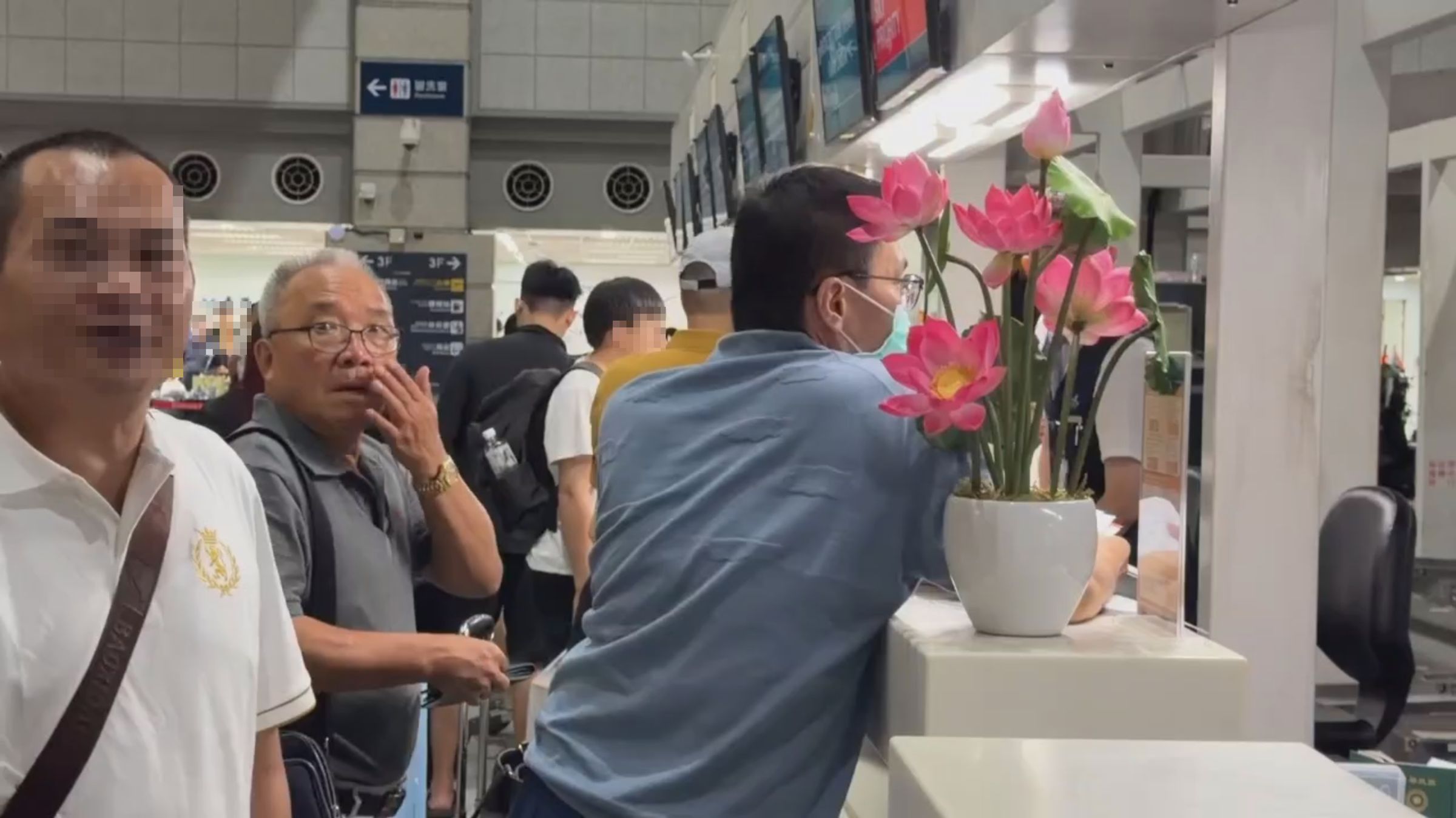8月17日,蔡秉雄(左2)於趙建銘一起現身小港機場。(鏡新聞提供)