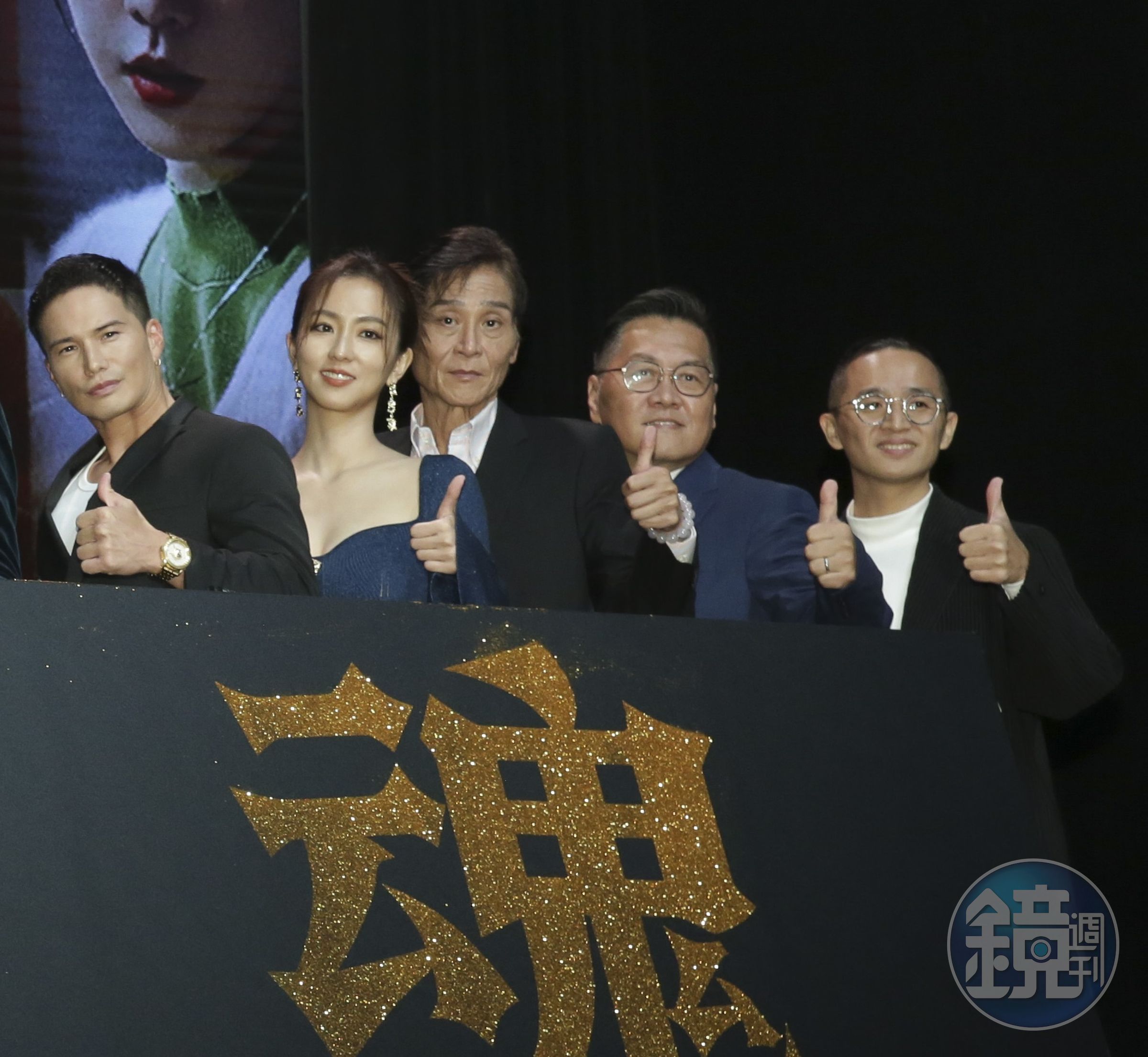 (右)在2022年底《商魂》卡司發布會上以小平頭示人。左起為演員市原隼人、周曉涵、喜翔、朱德剛。(本刊資料照)