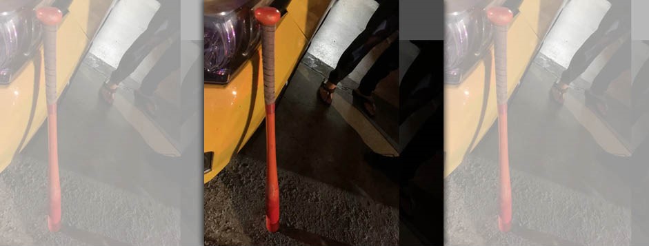 游男失控棒打啃老哥哥致死，出面自首，警方查扣犯案工具球棒。（警方提供）