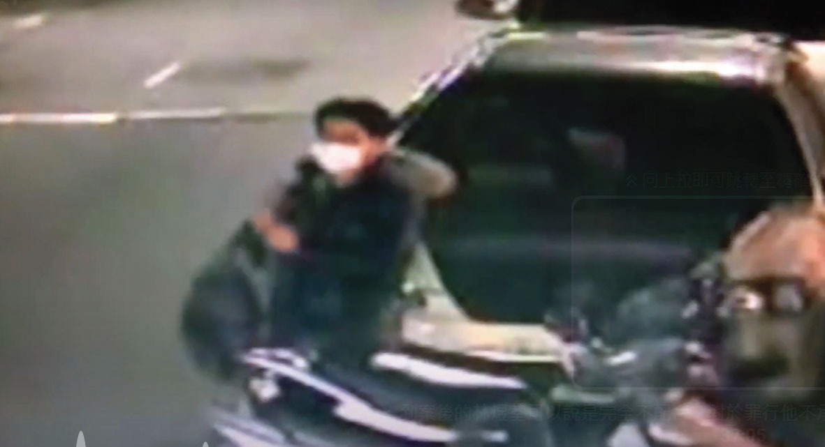 林男犯案後身染血跡，穿上死者的外套逃逸，不料被監視器拍下。（翻攝畫面）