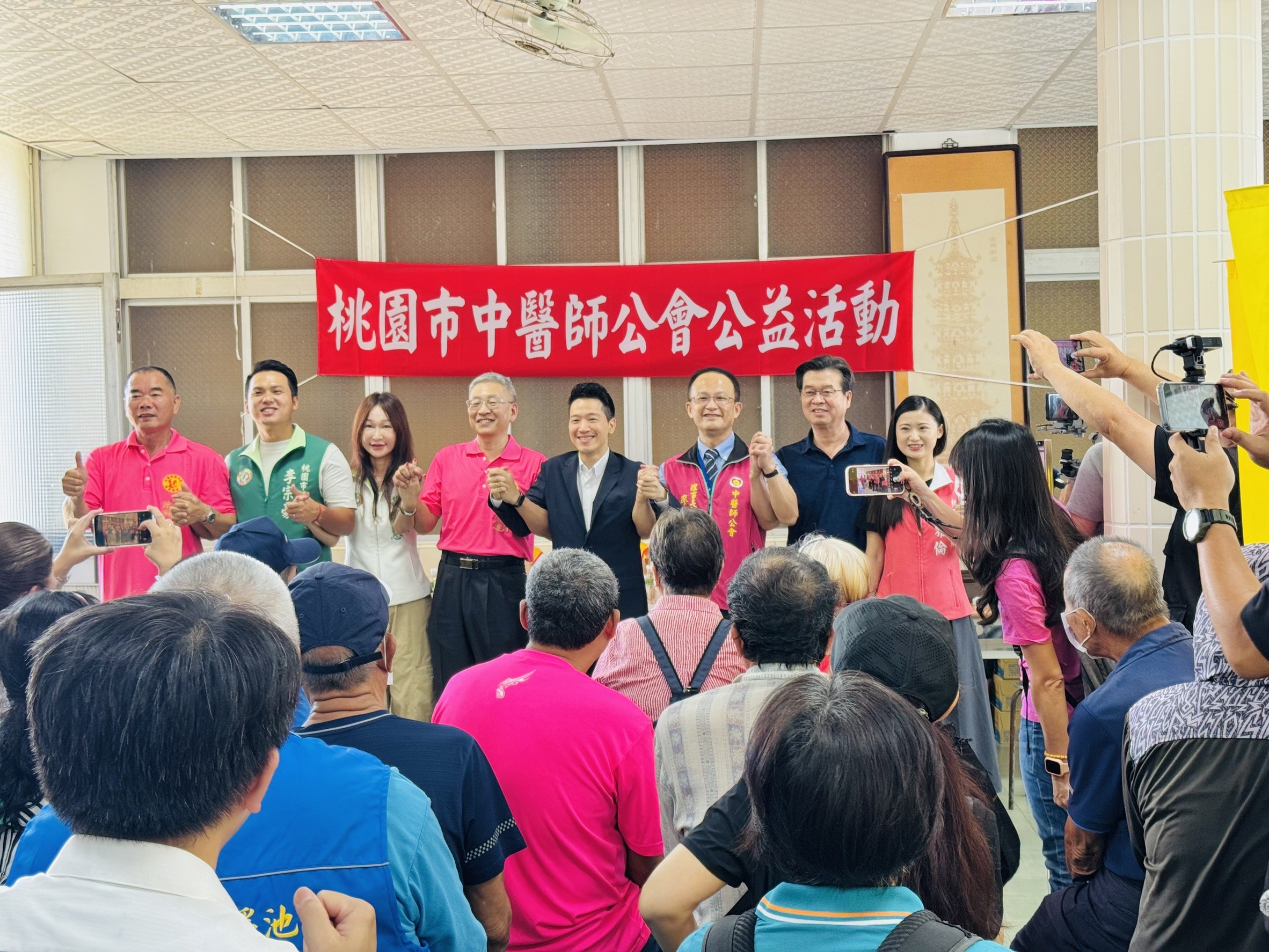 何志偉攜手多位桃園市議員，出席中醫師義診 ，關懷市民健康。（桃園明倫三聖宮提供）