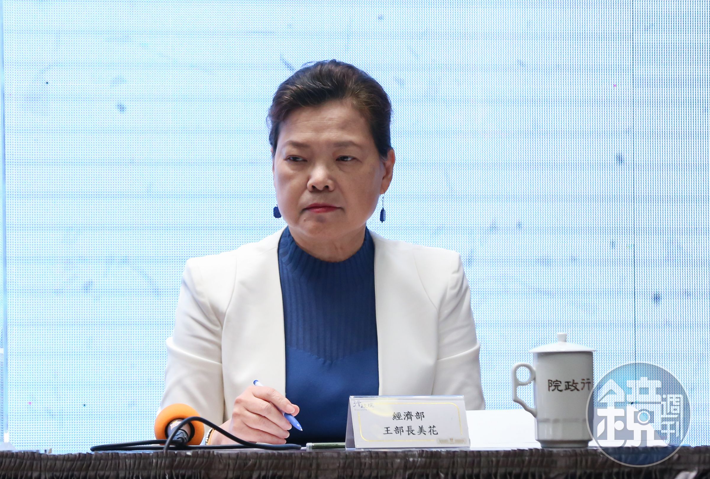 對於李鴻源質疑口罩國家隊廠商賺取回扣一事，王美花要求對方道歉。（資料照）