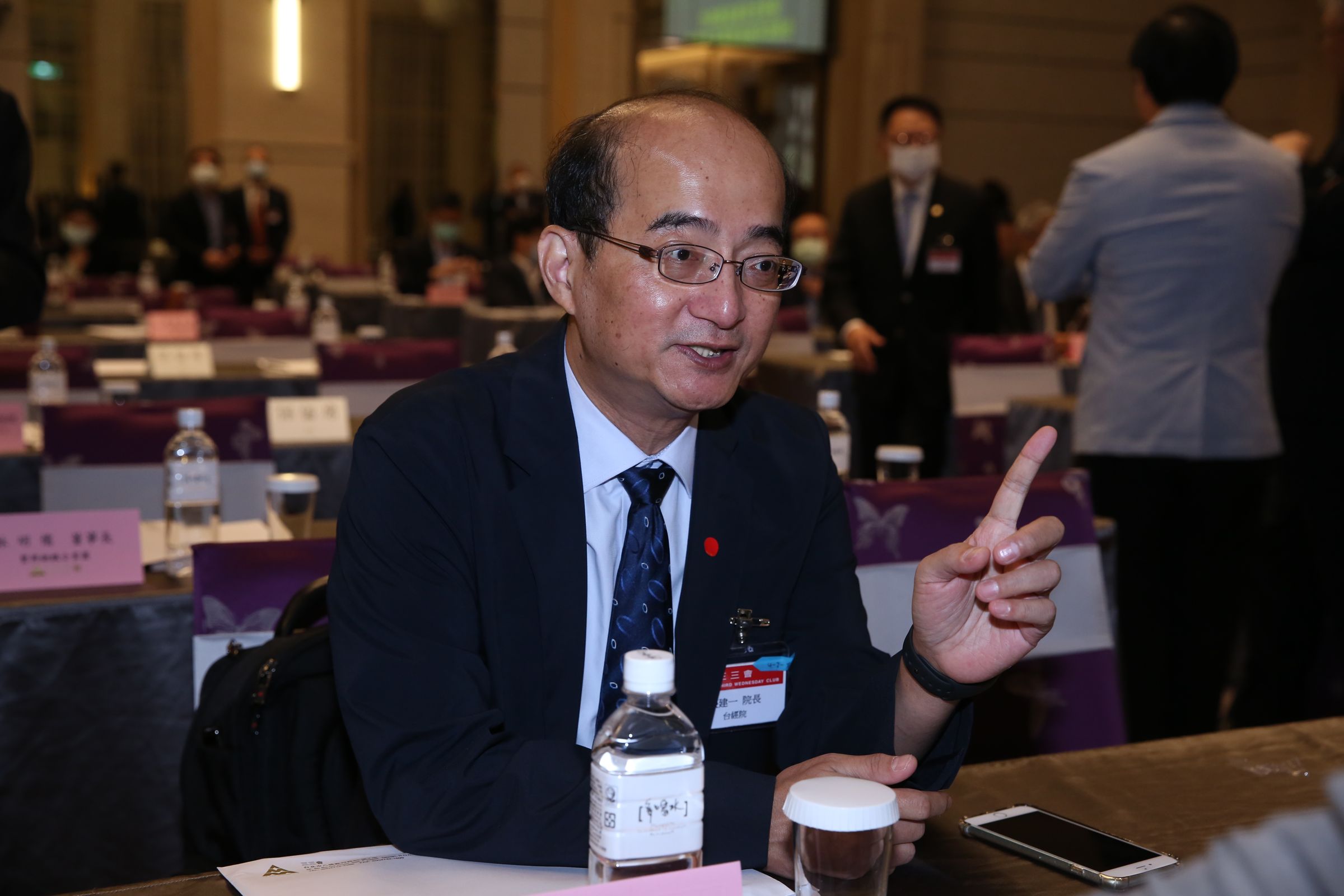 台經院院長張建一指出，國民黨總統候選選人侯友宜主張要重啟服貿（海峽兩岸服務貿易協議），表達出對台灣弱勢就業的憂心。