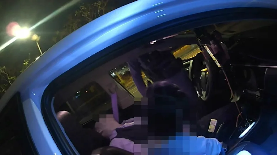 日前台中市一名男子接送孩子上下學途中突然身體不適，癱倒駕駛座上。（警方提供）