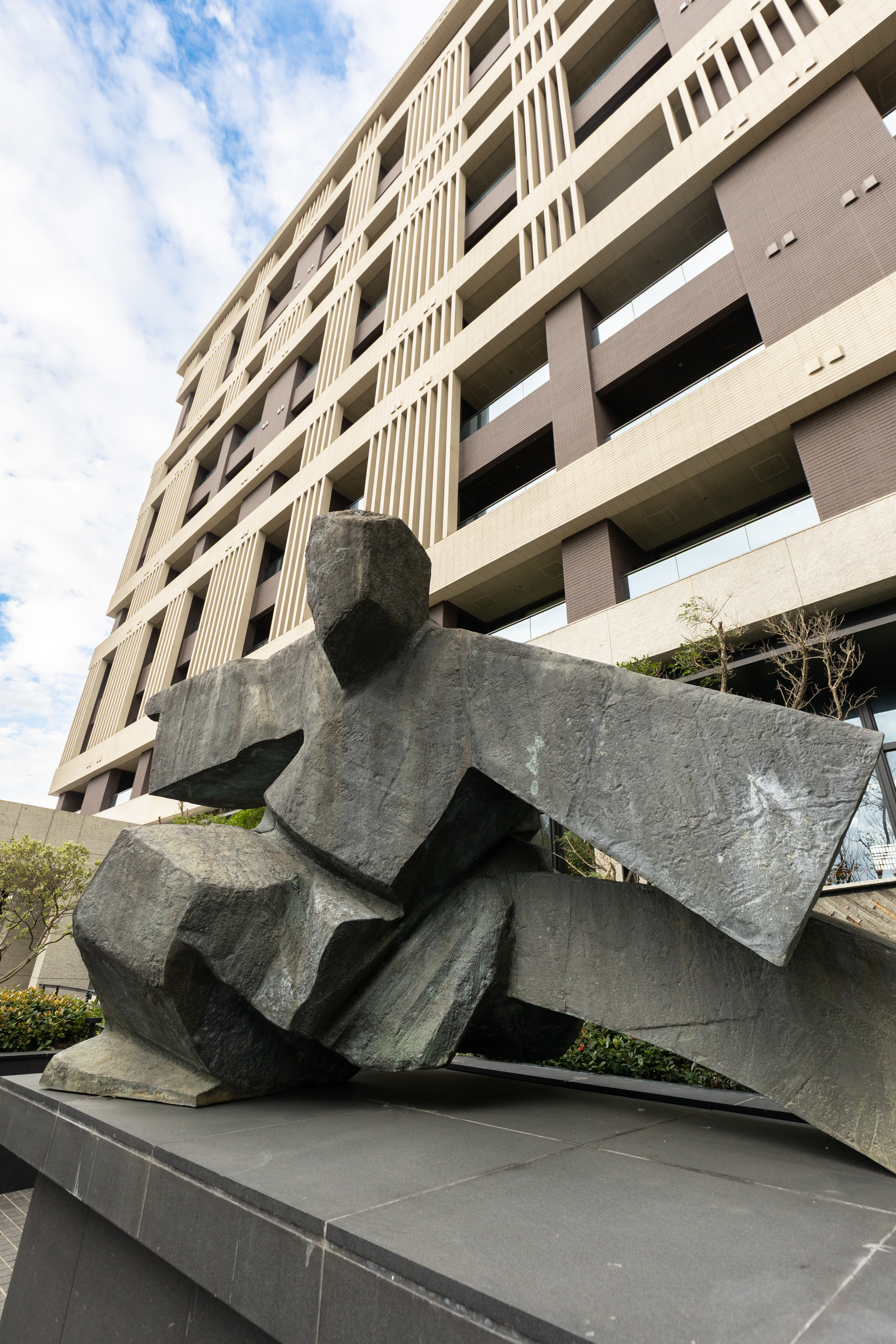 台灣雕塑大師朱銘太極系列的作品「單鞭下勢」，高達2米的氣勢，在入口處磅礴迎賓。