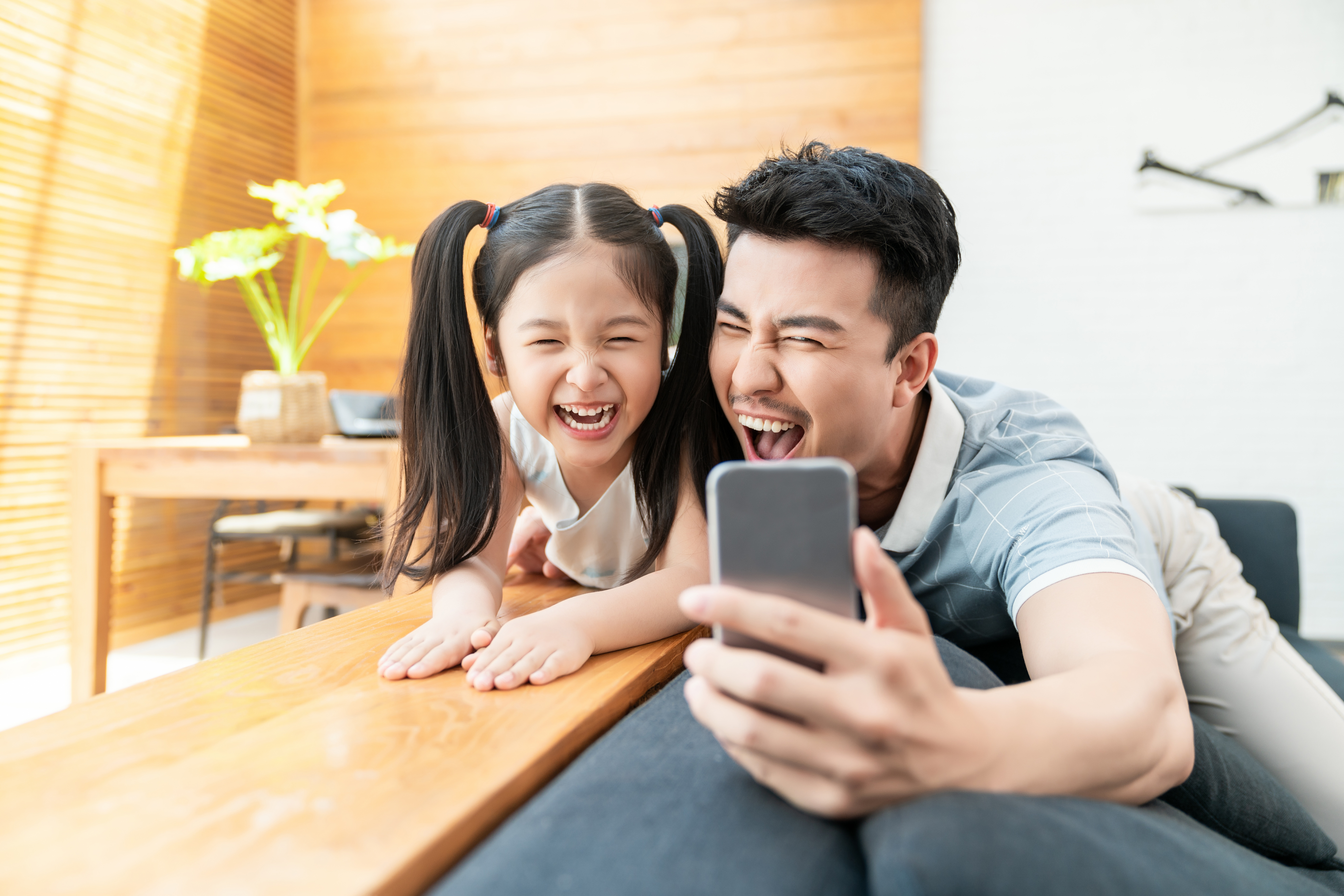 善用銀行推出的兒童帳戶，陪伴孩子建立「理財自律」習慣。（東方IC）