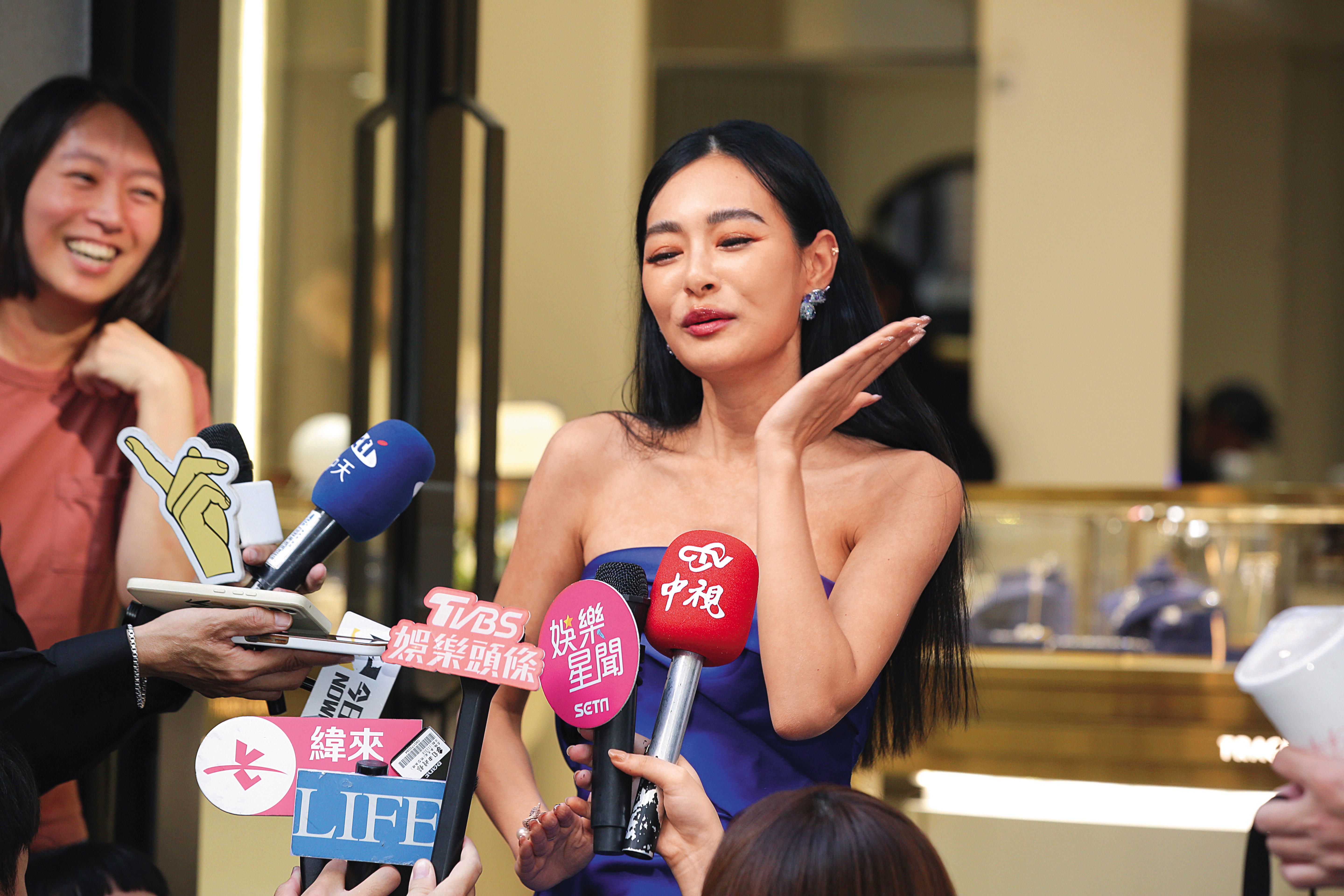 王思佳脫口「你很賤」後掌嘴自責：「我壞嘴巴！我不對！」