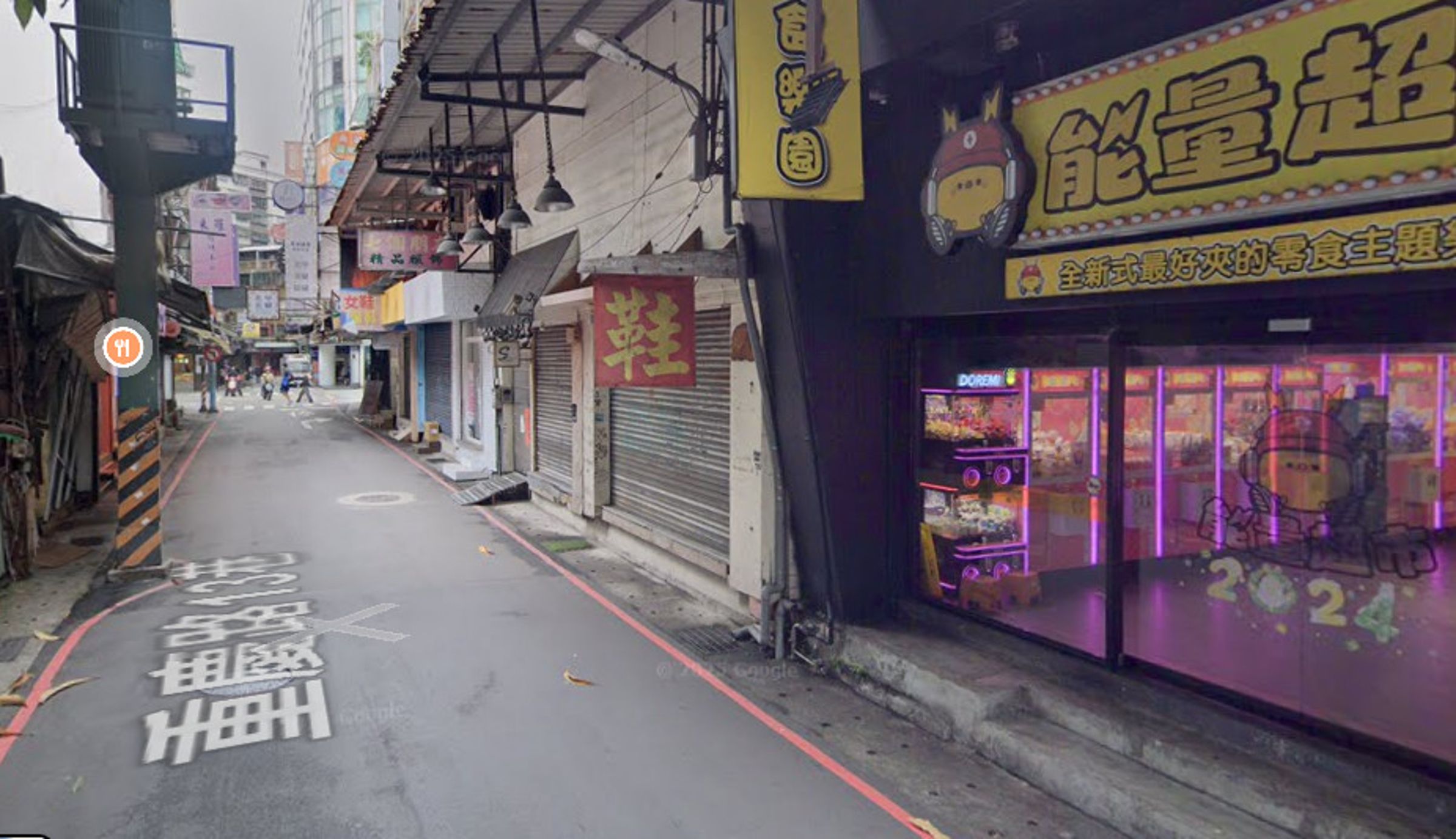 網友指出由於警察頻繁取締開單,導致板橋後站商圈攤販散去,最後景象蕭條。(翻攝Google Maps)