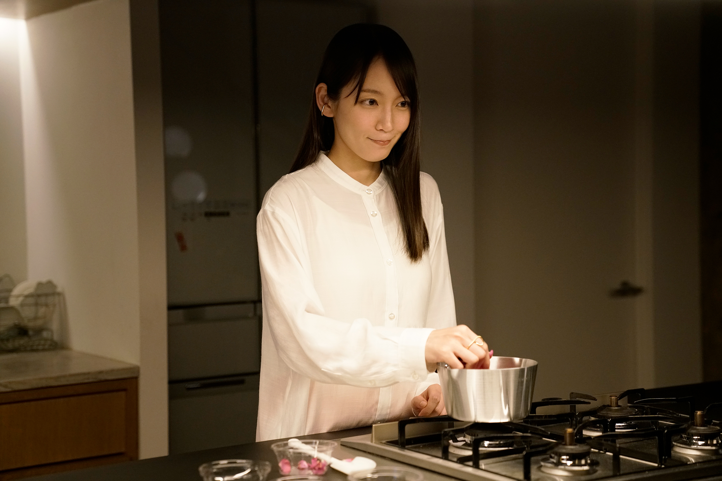 吉岡里帆近年在日本人氣水漲船高，和導演千原徹也認識超過十年的她，不忘當年約定力挺千原執導處女作《冰淇淋般的愛戀》。（政駒提供）