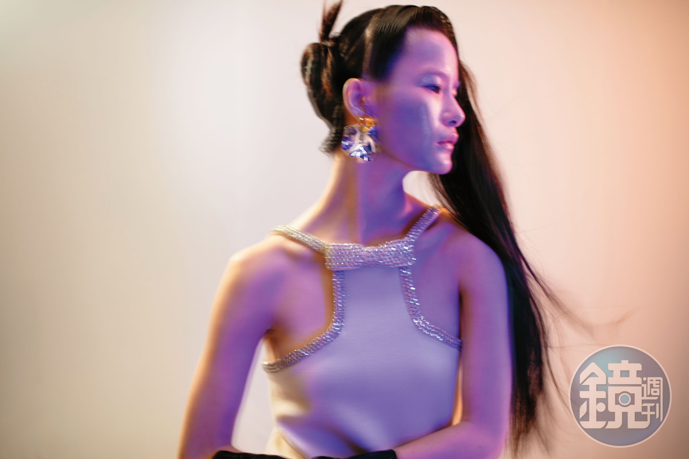 白色鑽飾邊蝴蝶結上衣 價格店洽 by CELINE BY HEDI SLIMANE/金屬片耳環 NT$790 by ZARA