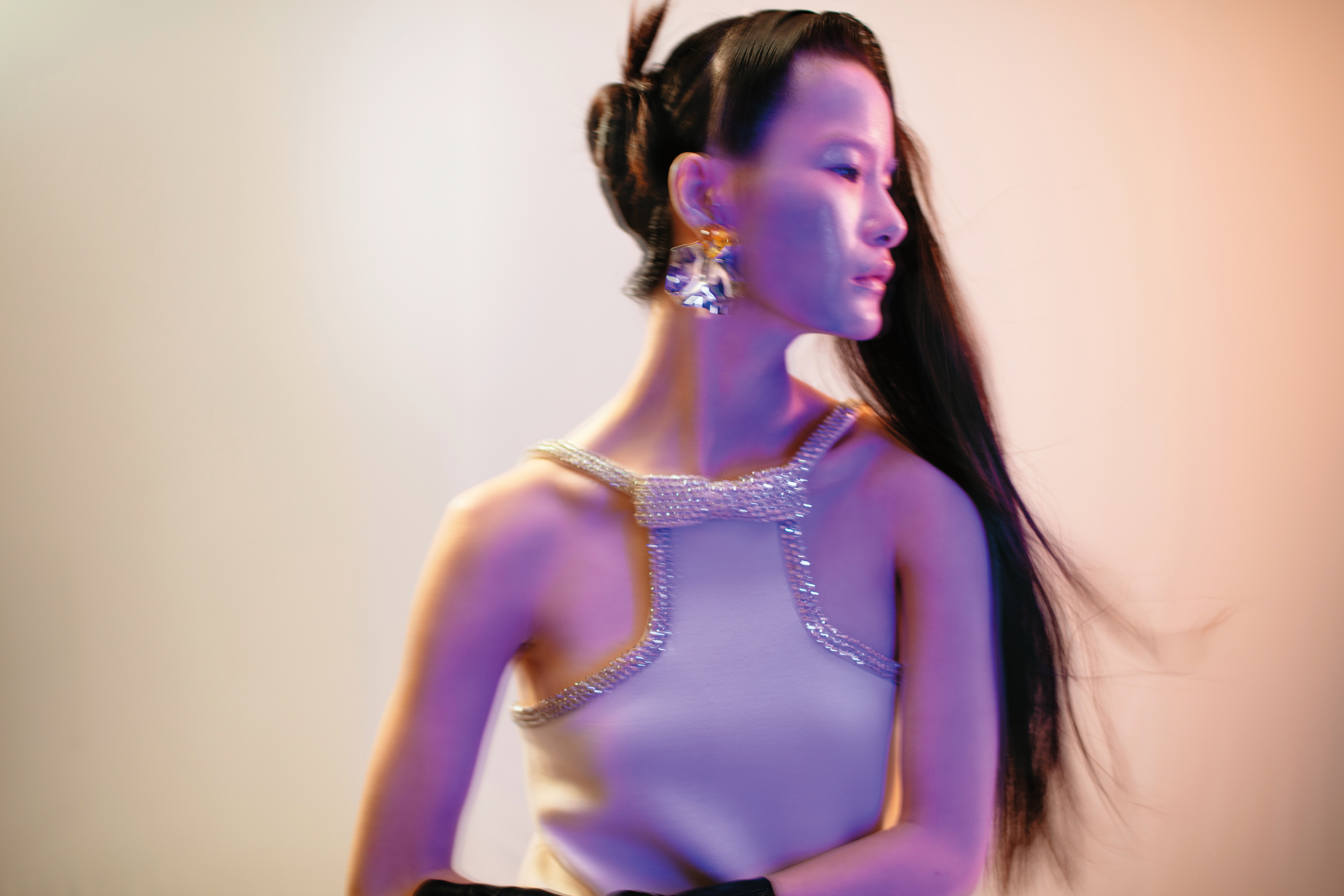 白色鑽飾邊蝴蝶結上衣 價格店洽 by CELINE BY HEDI SLIMANE/金屬片耳環 NT$790 by ZARA