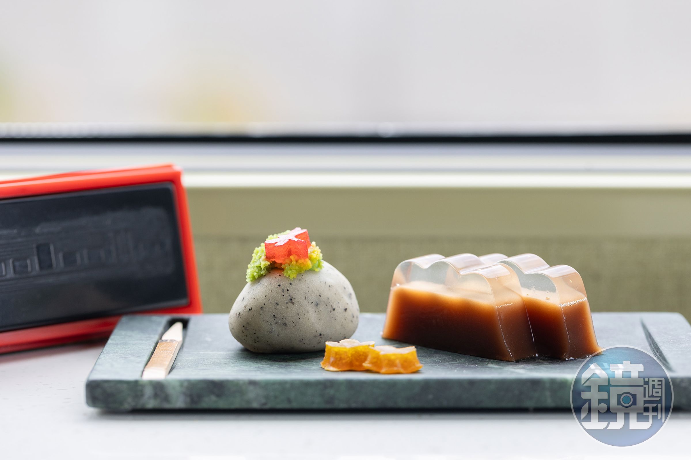 以花蓮「蛇紋岩」餐盤盛裝的「日式和菓子」，宛如一盤藝術品，能吃到融入台灣風土滋味的中央山脈水羊羹、石頭造型的生菓子與梅花琥珀糖。