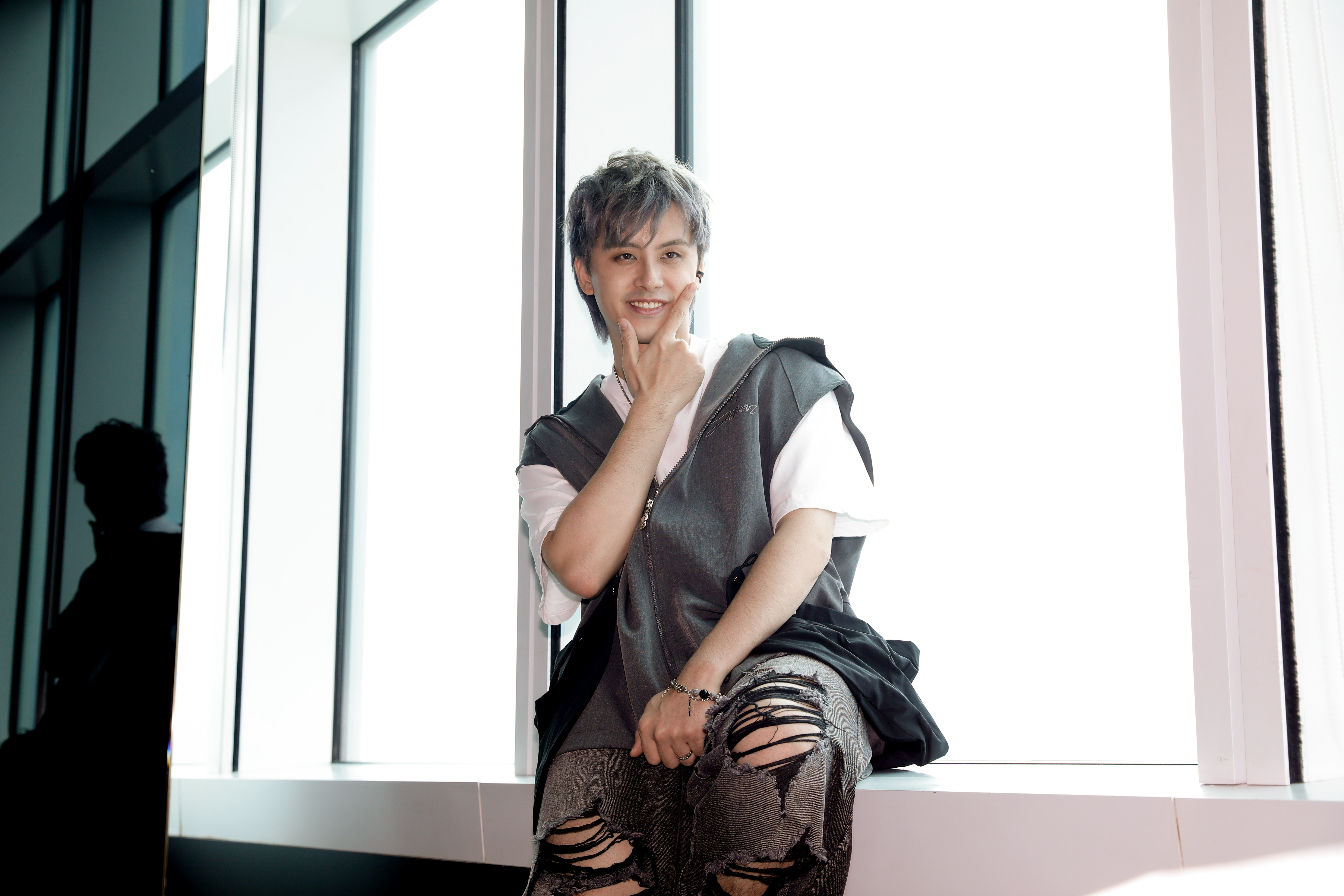 田亞霍離開綜藝教母張小燕旗下，成立工作室「猫少娛樂工作室」，並推出首張專輯《Who's Gonna》。