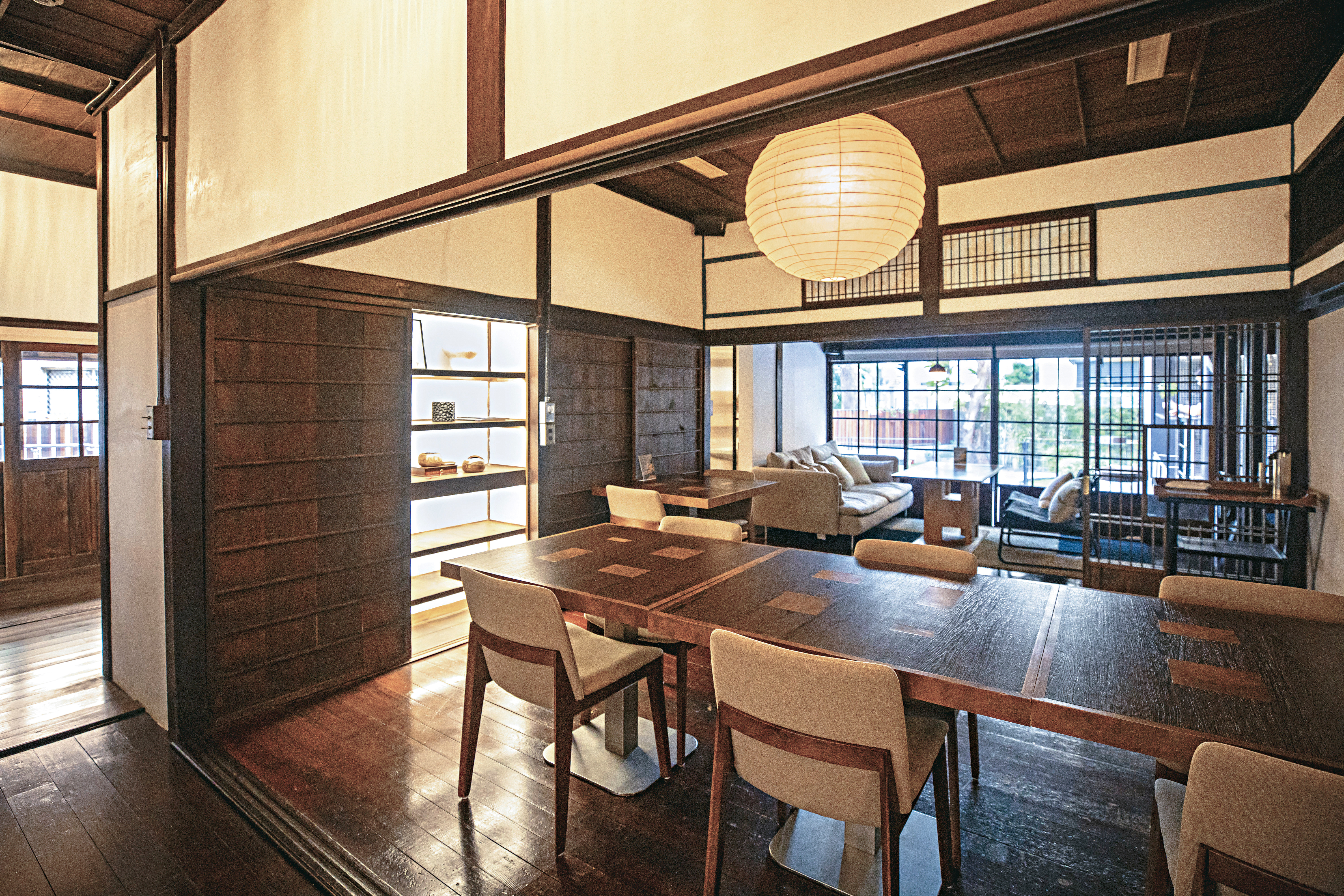 戴炎輝寓所由「輝室」進駐，用餐區仍保留具時代特色的日式建築空間。